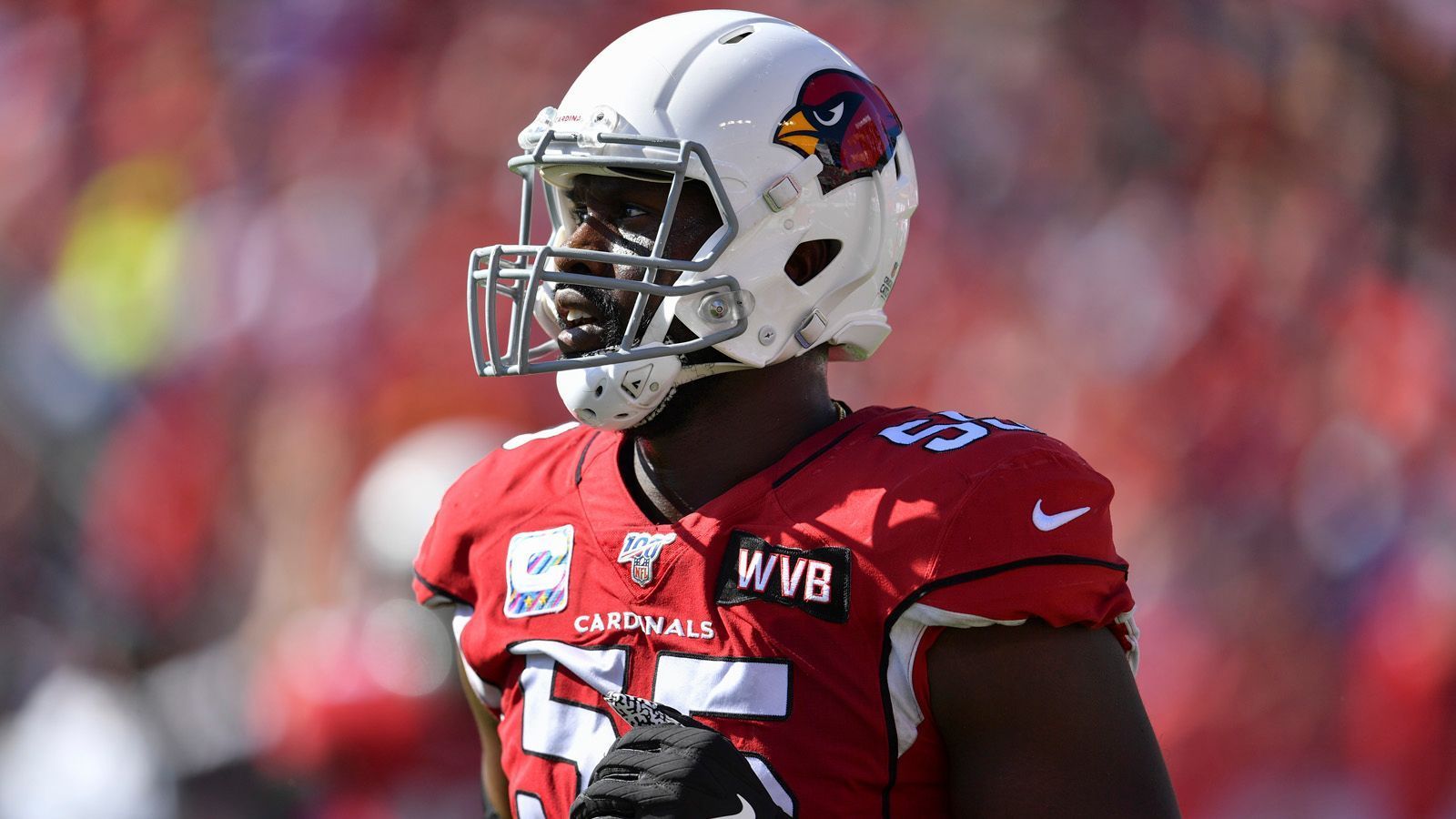 
                <strong>5. Chandler Jones (Arizona Cardinals)</strong><br>
                Im vergangenen Jahr belegte Chandler Jones in der Umfrage Platz zwei, nachdem er in der Saison 2019 auf 19 Sacks gekommen war. In der Spielzeit 2020 konnte er aufgrund einer Armverletzung lediglich fünf Spiele bestreiten. Trotzdem wurde der 31-Jährige auf Platz fünf gewählt.
              