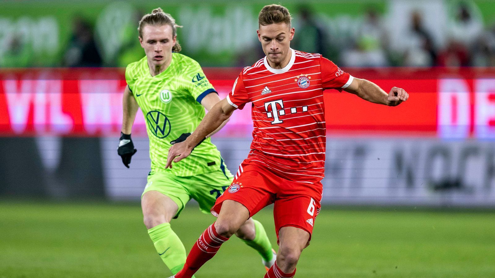 
                <strong>Joshua Kimmich</strong><br>
                Kimmich bringt durch seinen Platzverweis das Spiel des FC Bayern zum Wanken. Gelb-belastet lässt er sich in der 55. Minute zu einem unnötigen taktischen Foul gegen Arnold hinreißen und fliegt mit Gelb-Rot vom Platz. Ansonsten kommt er nicht immer in die Zweikämpfe, kann auch die Entstehung des Gegentreffers zum 1:3 nicht verhindern. Der einzige Lichtblick: Sein perfekt geschossener Freistoß war die Vorlage für Müller zum 3:0. ran-Note: 5  
              