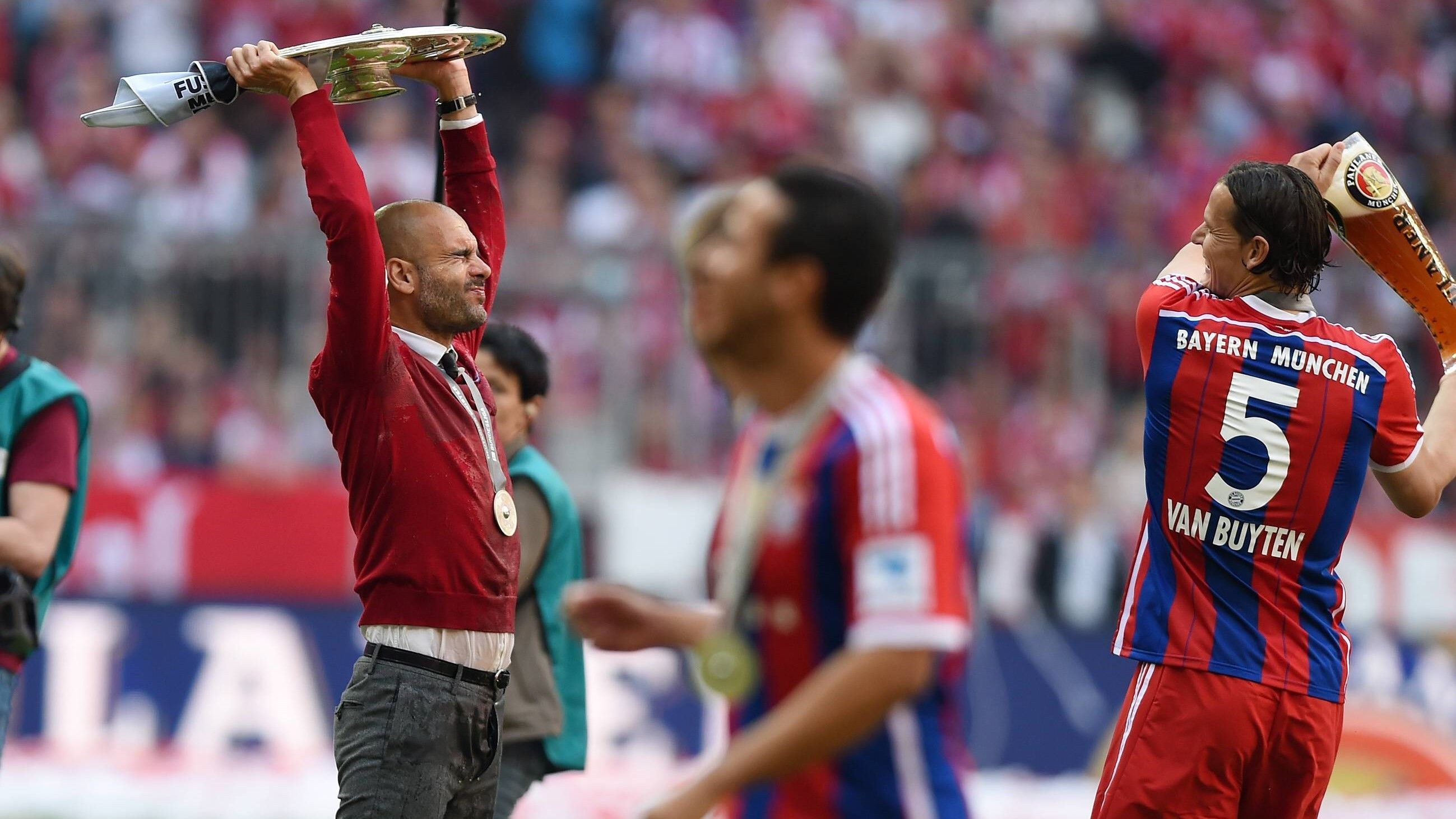 
                <strong>Saison 2013/2014 - Titel Nummer zwei</strong><br>
                Der Coup rückte nicht nur den FC Bayern in den Fokus, sondern auch die ganze Bundesliga. Man war wieder wer. Nach dem Triple unter Heynckes zeichnete sich in den Köpfen der Münchner schon ein Bild kompletter Dominanz ab - auch auf europäischer Bühne. Schließlich war Guardiola der beste Ballbesitztrainer, und der Verein hatte seit der Verpflichtung von Louis van Gaal 2009 darauf hingearbeitet, der beste Ballbesitzverein zu werden.
              