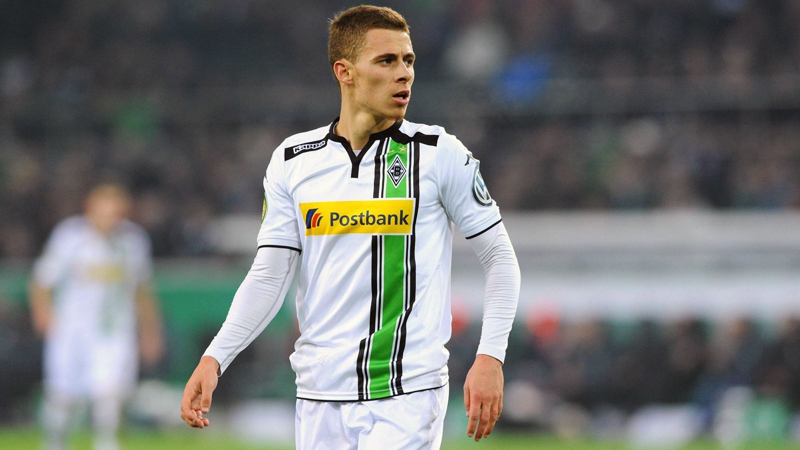 
                <strong>Thorgan Hazard (Borussia Mönchengladbach)</strong><br>
                In der Saison 2014/15 brillierte Thorgan Hazard als Leihspieler bei Borussia Mönchengladbach. Der jüngere Bruder von Eden Hazard war zunächst eigentlich nur für eine Saison ausgeliehen, doch der damalige Gladbach-Manager Max Eberl schaffte es, den Belgier für kolportierte acht Millionen Euro fest zu verpflichten - obwohl damals Chelsea-Coach Jose Mourinho durchaus Potenzial in Offensivspieler Hazard sah. Heute ist der 29-Jährige bei Borussia Dortmund unter Vertrag. Dorthin verkauften ihn die "Fohlen" im Sommer 2019 für kolportierte 26 Millionen Euro, machten somit einen satten Transfergewinn. 
              