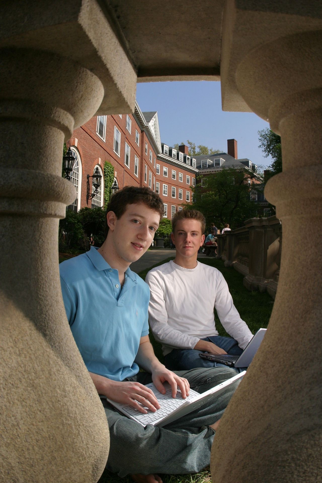 Februar 2004: Zuckerberg startet von seinem Harvard-Zimmer aus zusammen mit seinen Mitbewohnern Chris Hughes (rechts im Bild) und Dustin Moskovitz sowie ihrem Freund Eduardo Saverin Facebook.