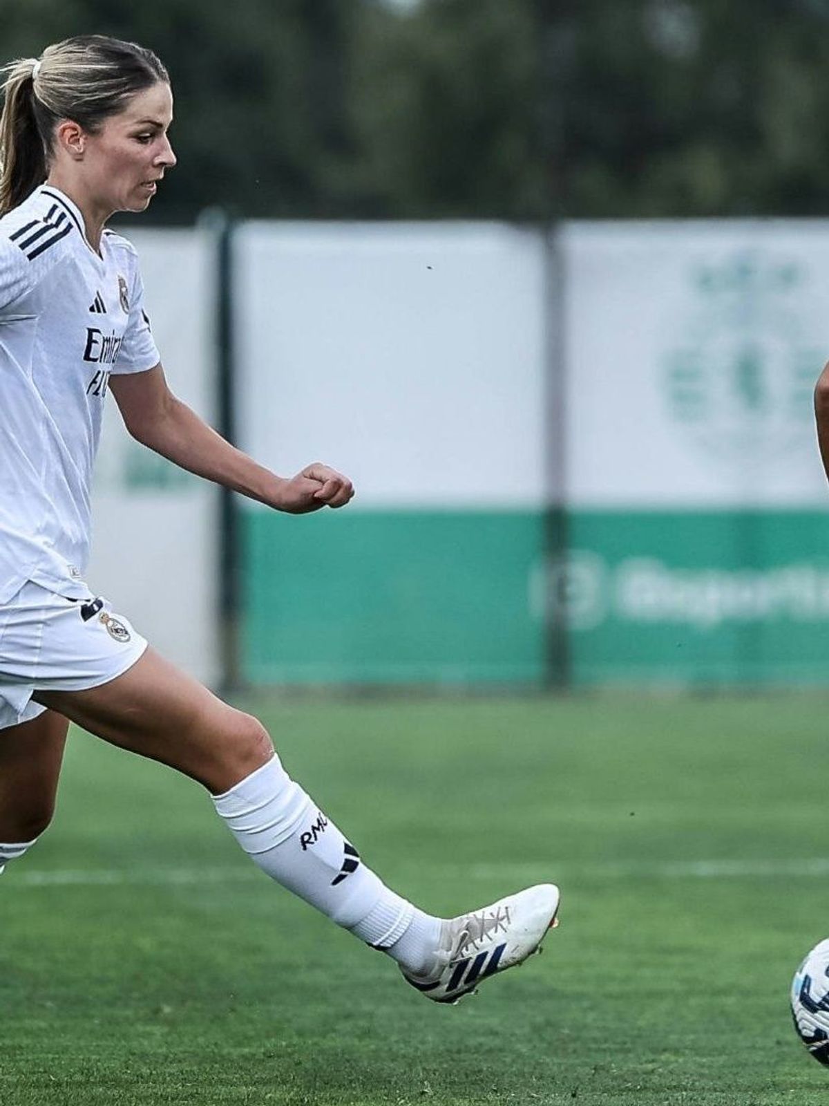 Melanie Leupolz (l.) im Spiel gegen Sporting