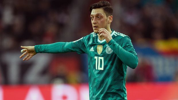 
                <strong>Mesut Özil (FC Arsenal)</strong><br>
                Rumms, das hat gesessen! "Arsene Wenger hat für diesen Spieler eine Menge Geld investiert und ich sehe keine Leistungen, die das rechtfertigen würden. Er hatte es heute Nicht nicht verdient, das Arsenal-Trikot zu tragen", sagte Arsenal-Ikone Martin Keown kürzlich über Deutschlands Weltmeister Mesut Özil. Dennoch muss man aus deutscher Sicht festhalten, dass er nach wie vor die beste Option als Nummer 10 für das DFB-Team ist und entsprechend mit nach Russland fährt - selbst angeschlagen! Der Fitnesszustand wird dann eben entscheiden, welche Rolle der England-Legionär bei der WM-Endrunde spielen darf bzw. überhaupt kann.
              