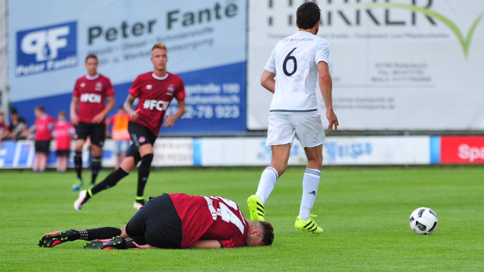 
                <strong>Wechsel zum Lokalrivalen Nürnberg</strong><br>
                Nach seinem Aufenthalt in Fürth sichert sich ausgerechnet der 1. FC Nürnberg die Dienste des Stürmers. Beim "Club" ist Füllkrug jedoch oft verletzt. Allerdings erlebt er auch hier ein Highlight: den Siegtreffer im Lokalderby gegen Fürth, seinen ehemaligen Verein. Bei den FCN-Fans ist "Fülle" bis heute beliebt.
              