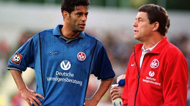 
                <strong>Otto Rehhagel</strong><br>
                Otto Rehhagel: Und noch ein Meistertrainer, dem die Ausländer-Regelung zum Verhängnis wurde. Rehhagel wechselte im Heimspiel der Saison 1998/99 gegen Bochum den Nigerianer Pascal Ojigwe ein und damit hatte Lautern zu viele Ausländer auf dem Feld. Was also tun? Er wies den Ägypter Hani Ramzy (li.) an eine Verletzung zu simulieren. Danach holte Rehhagel ihn vom Feld, damit das Ausländer-Kontingent wieder korrekt erfüllt wurde. Bochum gewann am grünen Tisch.
              