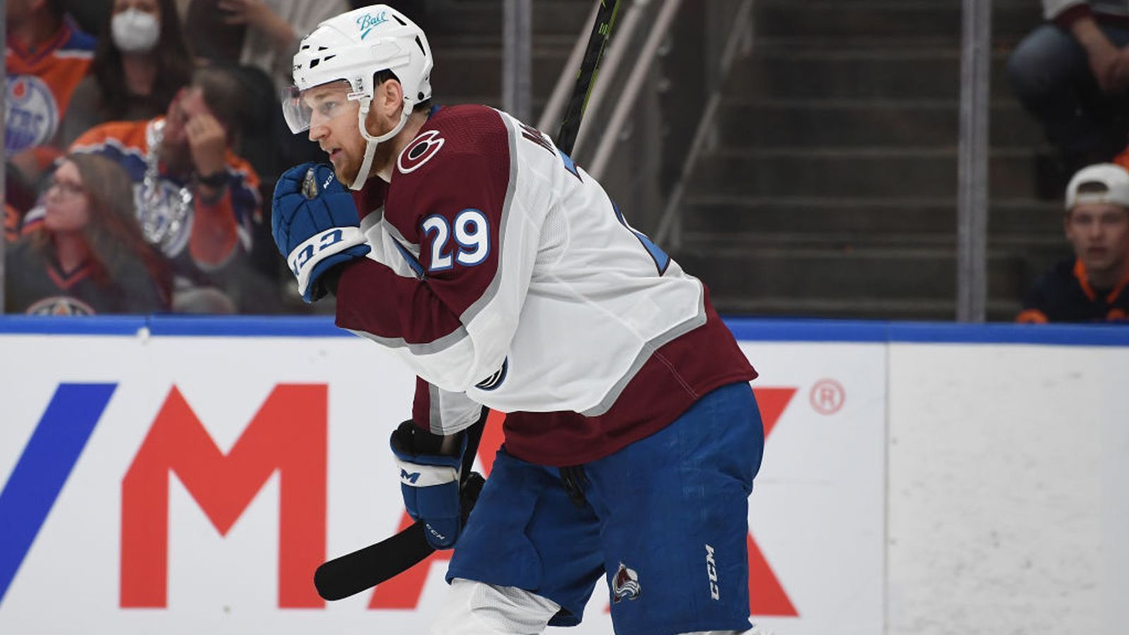 
                <strong>Platz 10: Nathan MacKinnon (Colorado Avalanche)</strong><br>
                Jahresverdienst in der Saison 2021/22: 6.300.000 Millionen US-Dollar
              