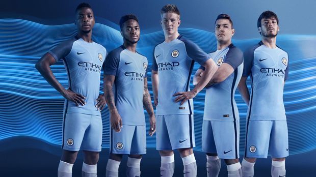 
                <strong>Manchester City Heimtrikot</strong><br>
                Bei Manchester City wurde vor der neuen Saison alles auf Null gestellt. Mit Pep Guardiola ist ein neuer Trainer da und auch die Trikots sind neu - ebenso das Vereinslogo.
              