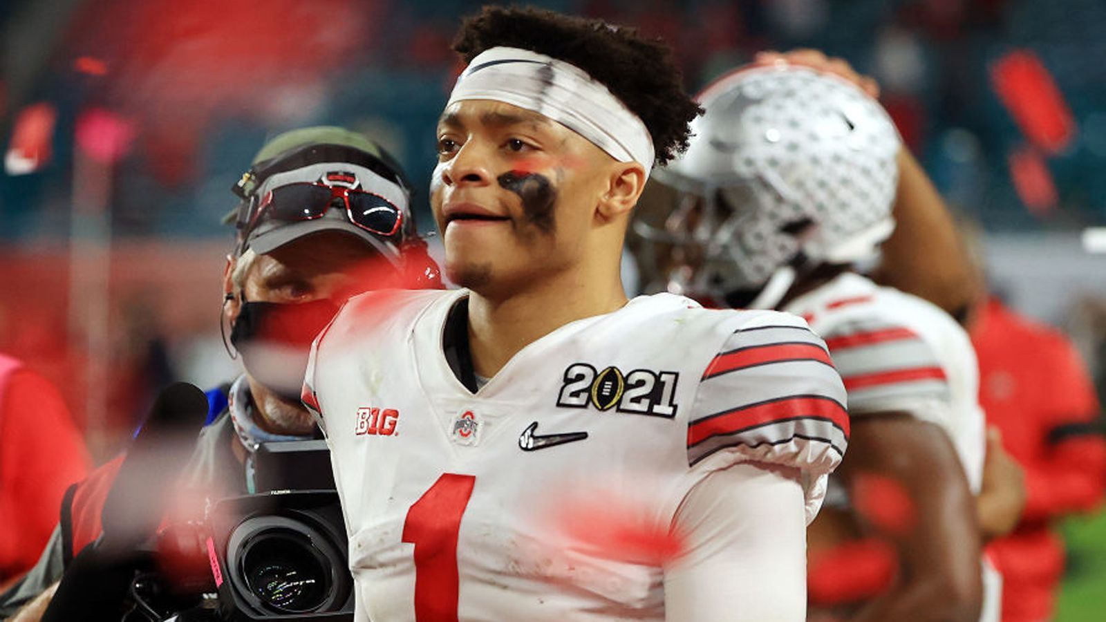 
                <strong>Chicago Bears – Justin Fields (Pick 11)</strong><br>
                Die Chicago Bears traden sich von 20 auf 11 hoch, um Quarterback Justin Fields von den Ohio State Buckeyes auszuwählen. Zuvor befindet sich der 11. Pick im Besitz der New York Giants. Die Bears geben neben ihrem Pick an Nummer 20 ihren Fünftrunden-Pick nach New York, außerdem ihren Erstrunden-Pick und Viertrunden-Pick für den NFL Draft 2022. "Neun Picks hochzutraden für Fields finde ich fair", sagt ran-Experte Björn Werner. "Er ist ein sehr talentierter Quarterback. Er kann sehr viel mit seinen Beinen machen. Das ist der Trend in der NFL." Fields stand in der vergangenen College-Saison mit Ohio State im Finale um die nationale College-Meisterschaft und unterlag den Alabama Crimson Tide.
              