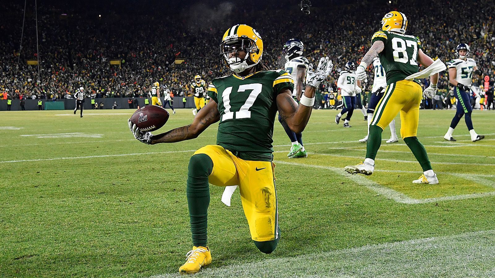 
                <strong>Davante Adams (Green Bay Packers)</strong><br>
                Rechtzeitig zu den Playoffs präsentiert sich Davante Adams in Topform. Zum 28:23 seiner Green Bay Packers über die Seattle Seahawks steuerte der Nummer-eins-Receiver 160 Yards samt zwei Touchdowns bei. In der Regular Season hatte der Second Rounder des Draft 2014 noch vier Spiele wegen einer Verstauchung des großen Zehs verpasst, schloss diesen Saisonabschnitt mit fünf Touchdowns ab. Welch' wichtige Rolle er bei "The Pack" spielt, demonstriert eine Zahl aus dem Playoff-Match gegen die Seahawks: Elfmal warf Aaron Rodgers ihn an, die weiteren sieben Receiver oder Tight Ends um Jimmy Graham oder Geronimo Allison kamen auf ebenso viele Targets.
              