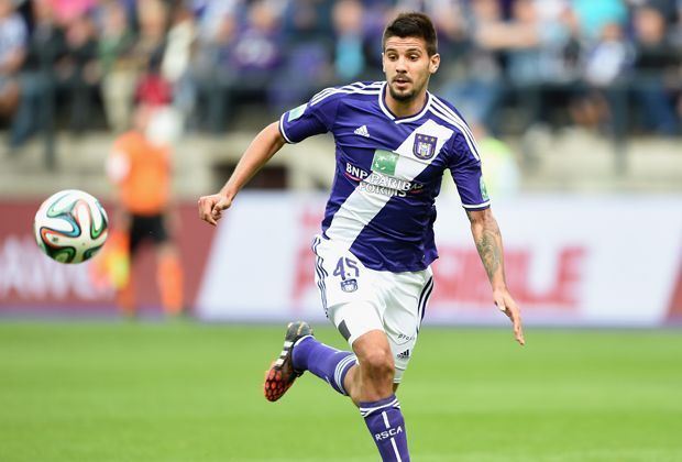 
                <strong>Aleksandar Mitrovic (RSC Anderlecht)</strong><br>
                Auch Aleksandar Mitrovic soll ein heißer Kandidat im Ruhrpott sein. Im Gegensatz zu Oulare wäre der 20-Jährige allerdings nicht so günstig zu haben. Ein Ablöse von 15 Millionen Euro wäre wohl fällig, allerdings kommt er dem Stil von Lewandowski wohl am nächsten.
              