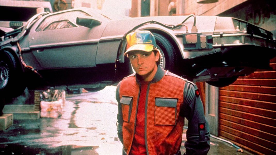 Marty McFly in "Zurück in die Zukunft 2" mit dem DeLorean.