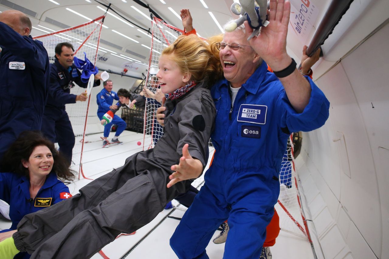 Für 12 Jahre war er der deutsche Rekord-Astronaut: Thomas Reiter (hier bei einer Benefizveranstaltung für Kinder). Während seiner 2 Aufenthalte auf der russischen Raumstation MIR 1995 und der Internationalen Raumstation ISS 2006 war er insgesamt 350 Tage in der Erdumlaufbahn. Diese Zeit hat den ersten deutsche Langzeitastronauten geprägt. Kaum eine Gelegenheit, ohne dass der Jetpilot und Raumfahrt-Ingenieur davon spricht, wie