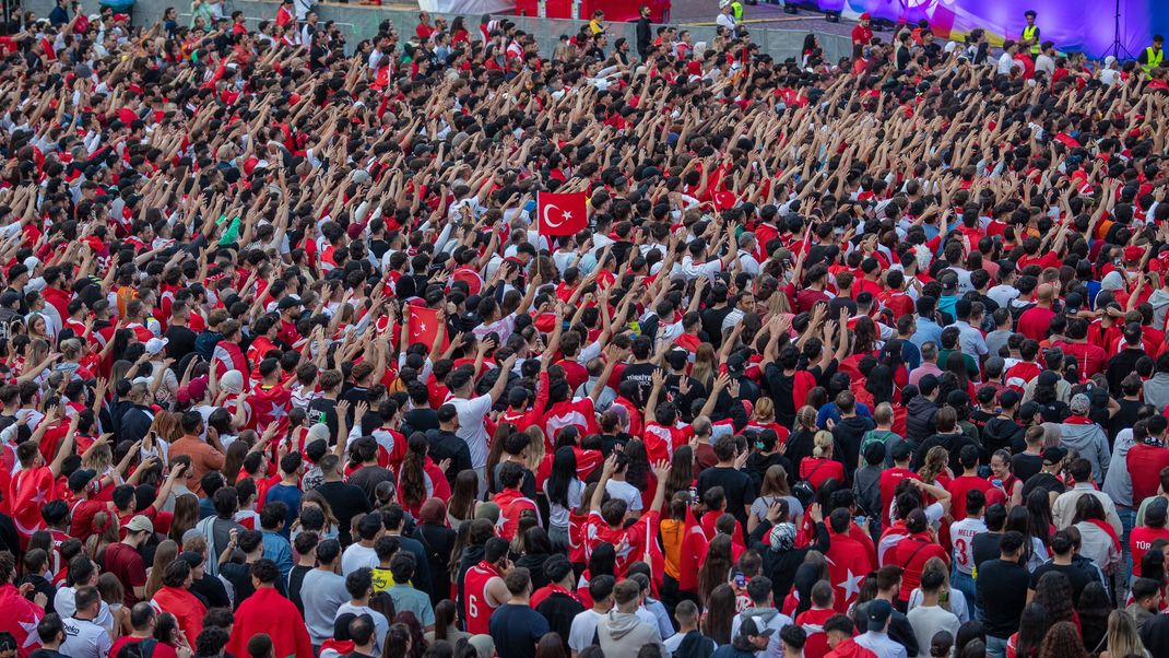 Nach dem Spiel Tschechien - Türkei ist es in der Fanzone zu einer Auseinandersetzung zwischen Fans gekommen.