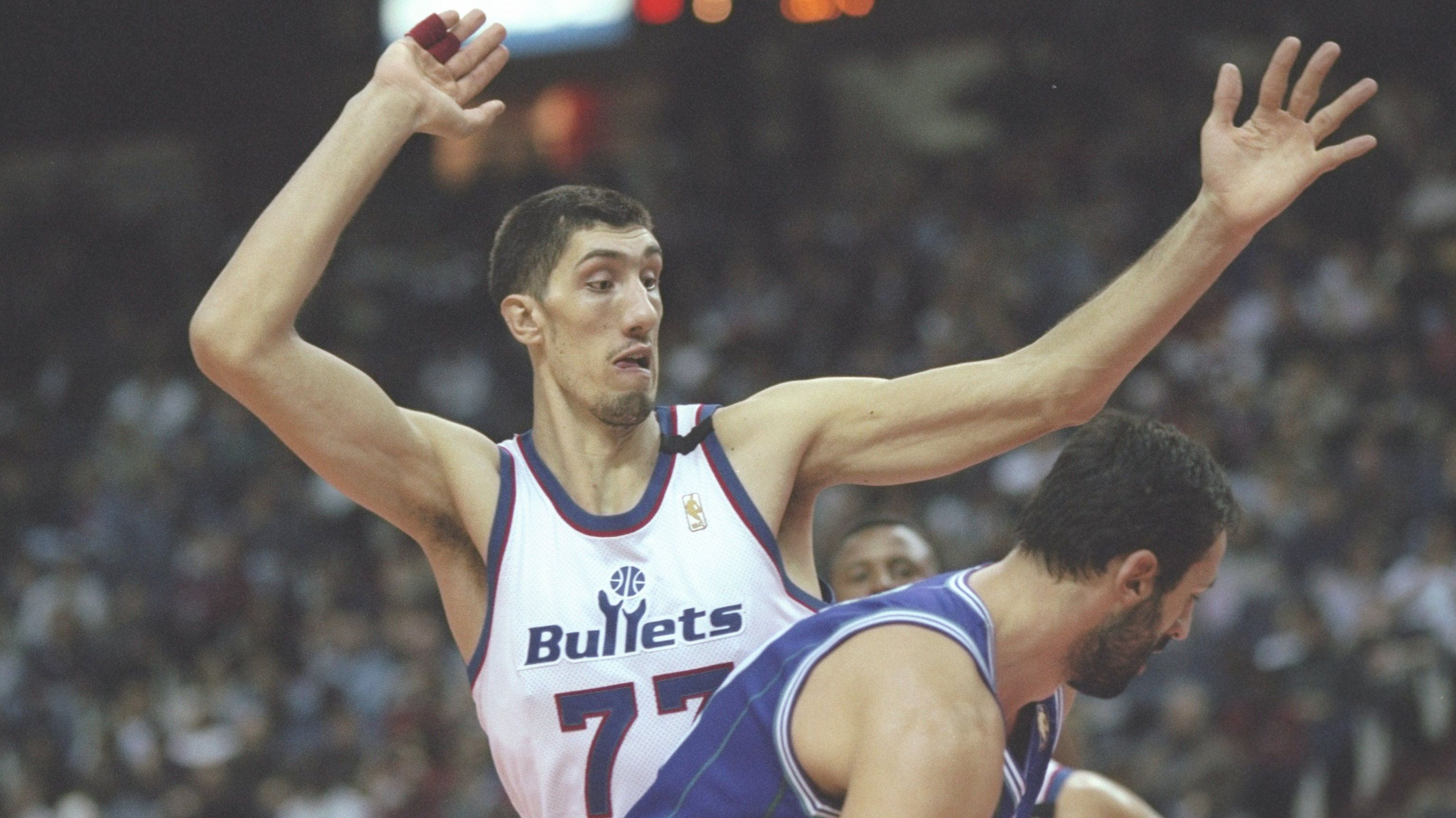 <strong>Gheorghe Muresan - 2,31m</strong><br><strong>Teams:</strong> Washington Bullets, New Jersey Nets<br><strong>Karriere-Stats:</strong> 9,8 Punkte, 6,4 Rebounds, 0,5 Assists, 1,5 Blocks<br><strong>Auszeichnungen:</strong> Most Improved Player