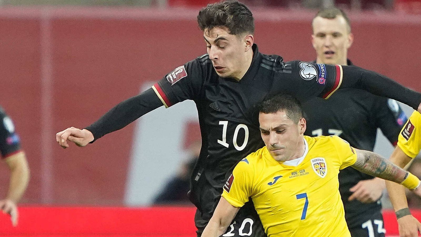 
                <strong>Kai Havertz</strong><br>
                Kai Havertz hat in der 9. Minute eine Riesenchance, scheitert aber an Rumäniens Keeper Florin Nita. Wenig später hat er das Auge für Gnabry und bereitet so das 1:0 vor. Trotzdem macht Havertz aus dem Raum, dem ihn die Rumänen auf der rechten Seite geben, zu oft zu wenig. In der zweiten Hälfte ist er dann völlig unsichtbar und wird in der 77. Minute als Erster ausgewechselt. ran.de-Note 4
              