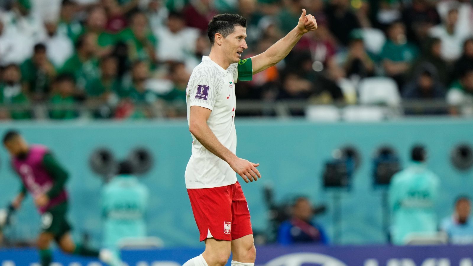 
                <strong>Robert Lewandowski-Watch: So schlug sich Polens Torjäger gegen Saudi-Arabien</strong><br>
                Somit gingen Lewandowski und Co. mit einer durchaus schmeichelhaften 1:0-Führung in die Pause. Der polnische Top-Star war bis auf seine Torvorlage ziemlich abgemeldet und hatte kaum Ballkontakte - im entscheidenden Moment war er im ersten Spielabschnitt aber da. Das macht einen Top-Angreifer aus.
              