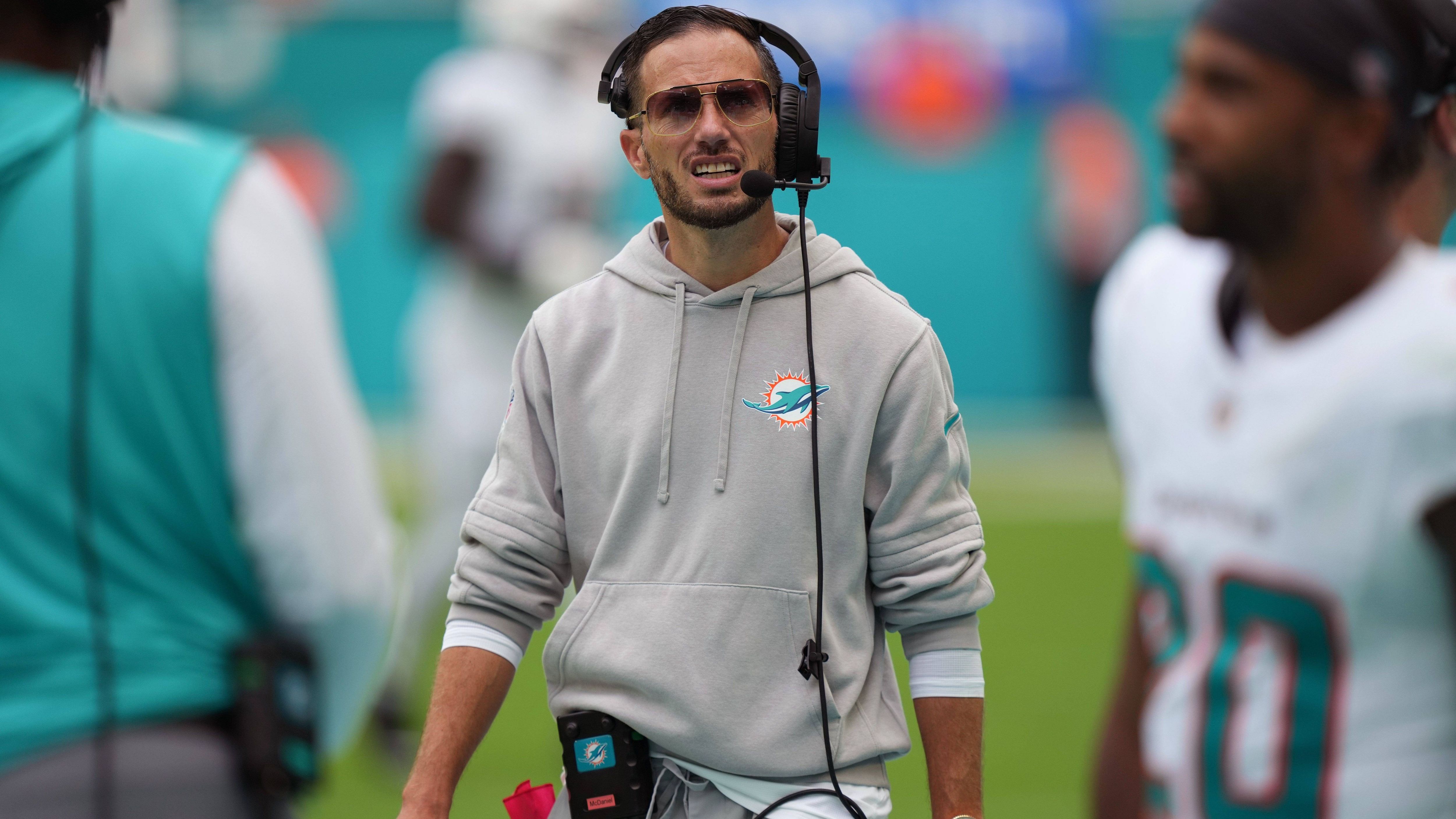 <strong>Warum wollte McDaniel den Punkte-Rekord nicht?</strong><br>Kurz vor Ende der Partie hätten die Dolphins mit einem Field Goal die Chance gehabt, einen neuen Punkte-Rekord für die NFL aufzustellen. Doch Head Coach Mike McDaniel entschied sich dazu abzuknien und das Spiel mit 70 Punkten zu beenden. Aber warum? "Ich versuche, alle meine Entscheidungen mit der Bedeutung zu durchdenken, die...