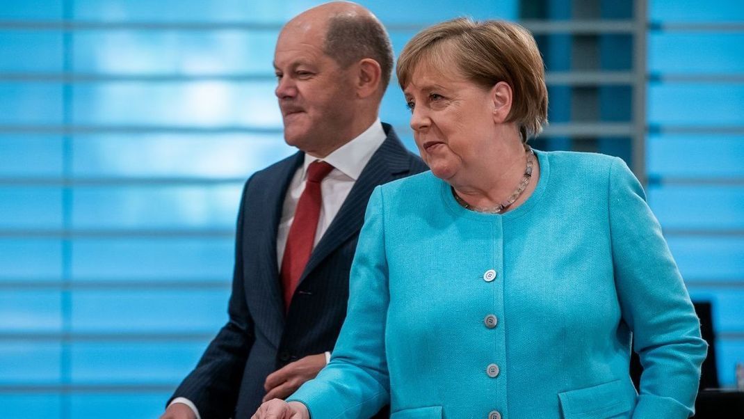 Kanzlerin a.D. Angela Merkel und ihr Nachfolger Olaf Scholz.