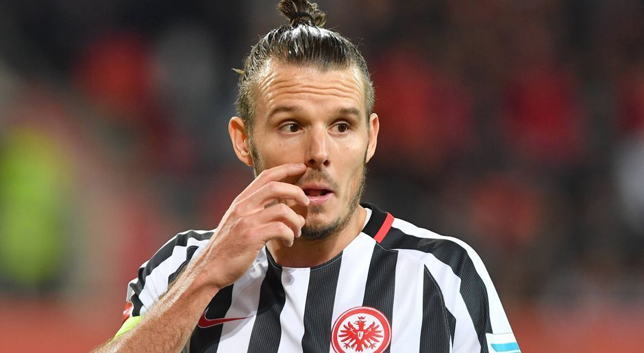 
                <strong>Alexander Meier</strong><br>
                Angriff: Alexander Meier - Eintracht Frankfurt, 11 Jahre. Mit seinen Toren trug der Stürmer seinen wichtigen Teil dazu bei, dass die Frankfurter nach der vergangenen Saison nicht den Weg in die Zweite Liga antreten mussten. Glück für den Klub: In der Spielzeit 2014/2015 wurde Meier sogar Torschützenkönig der Liga und ließ sich auch danach nicht von der Eintracht weglocken. Insgesamt spielt Meier sogar zwölf Jahre in der Bankenmetropole, da er im ersten Jahr vom HSV ausgeliehen war. In Frankfurt und Umgeburg wird dem 33-Jährigen mit Hashtag #AMFG - Alex Meier Fußballgott - gehuldigt.
              