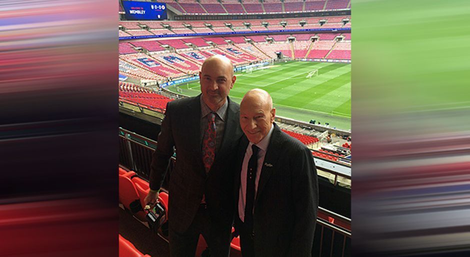 
                <strong>Sir Patrick Stewart (Huddersfield)</strong><br>
                ... denn sein Lieblingsklub seit Kindertagen, Huddersfield Town, schaffte in den Playoffs gegen Reading den erstmaligen Aufstieg in die Premier League. Stewart und die anderen Zuschuauer im Londoner Wembleystadion bekamen ein spannendes Entscheidungsspiel zu sehen, das erst im Elfmeterschießen entschieden wurde. Dabei hatte Huddersfield mit den deutschen Profis Christopher Schindler, Michael Hefele, Chris Löwe oder Elias Kachunga mit 4:3 das bessere Ende für sich - und den Aufstieg in der Tasche, den sie mit Film-Star Stewart feierten. 
              