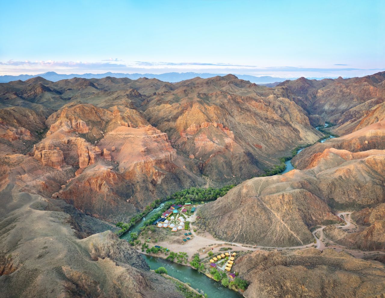 Der rund 150 Kilometer lange Scharyn-Canyon im Südosten wird oft als kleiner Bruder des nordamerikanischen Grand Canyons (Länge: rund 450 Kilometer) bezeichnet - zu Recht. Benannt ist er nach dem Scharyn-Fluss (Rafting ist möglich!), der eine tiefe Schlucht in das umliegende Gestein gewaschen hat. Ein Eldorado für Wander-Fans - mit bizarr schönen Fels-Formationen, die im Sonnenlicht in den verschiedensten Farben schimmern. Im