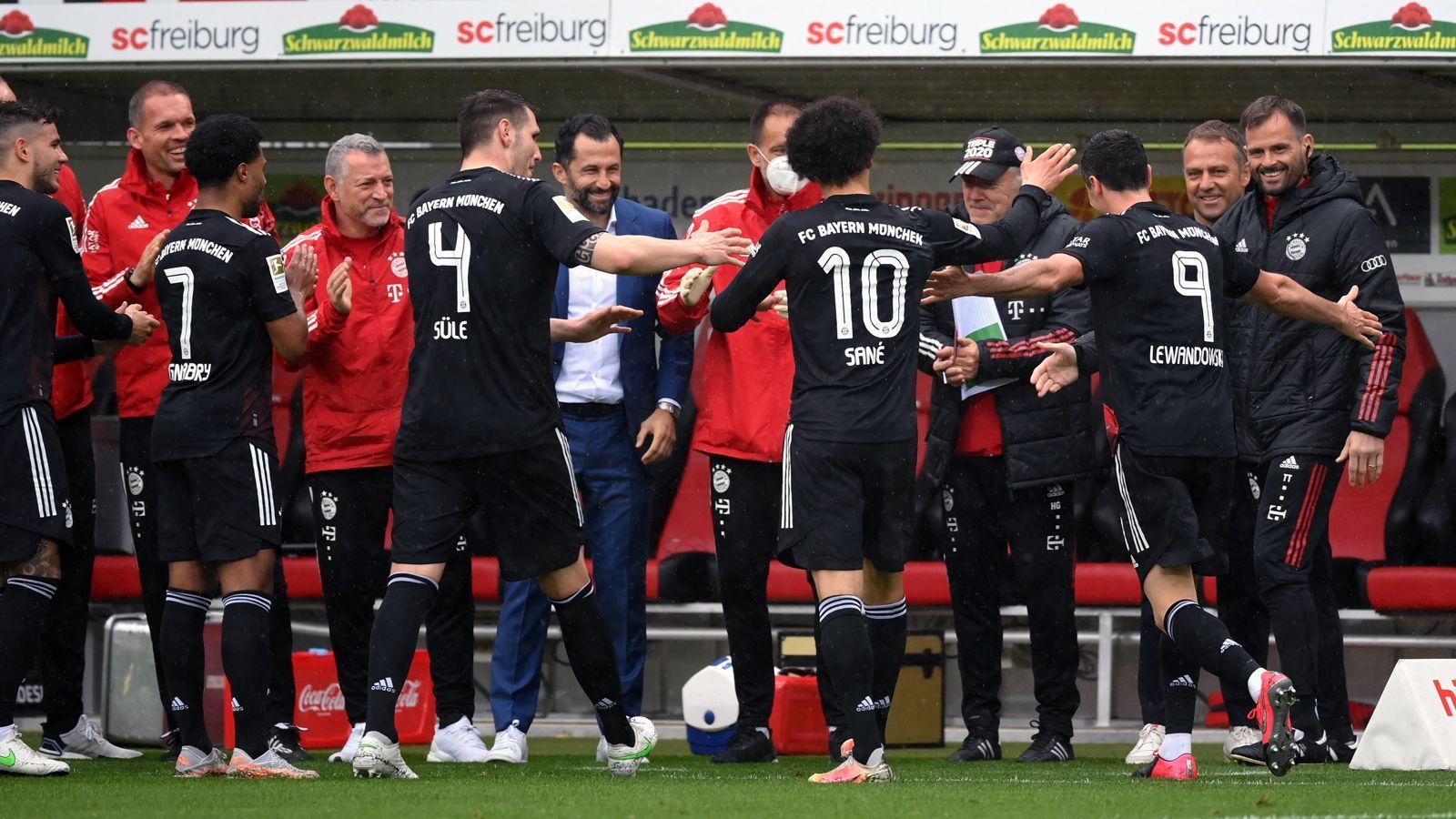 
                <strong>So feiert Bayern-Star Robert Lewandowski seine 40-Tore-Marke</strong><br>
                Danach reagieren die Münchner Kollegen kollektiv und blitzschnell, ... 
              