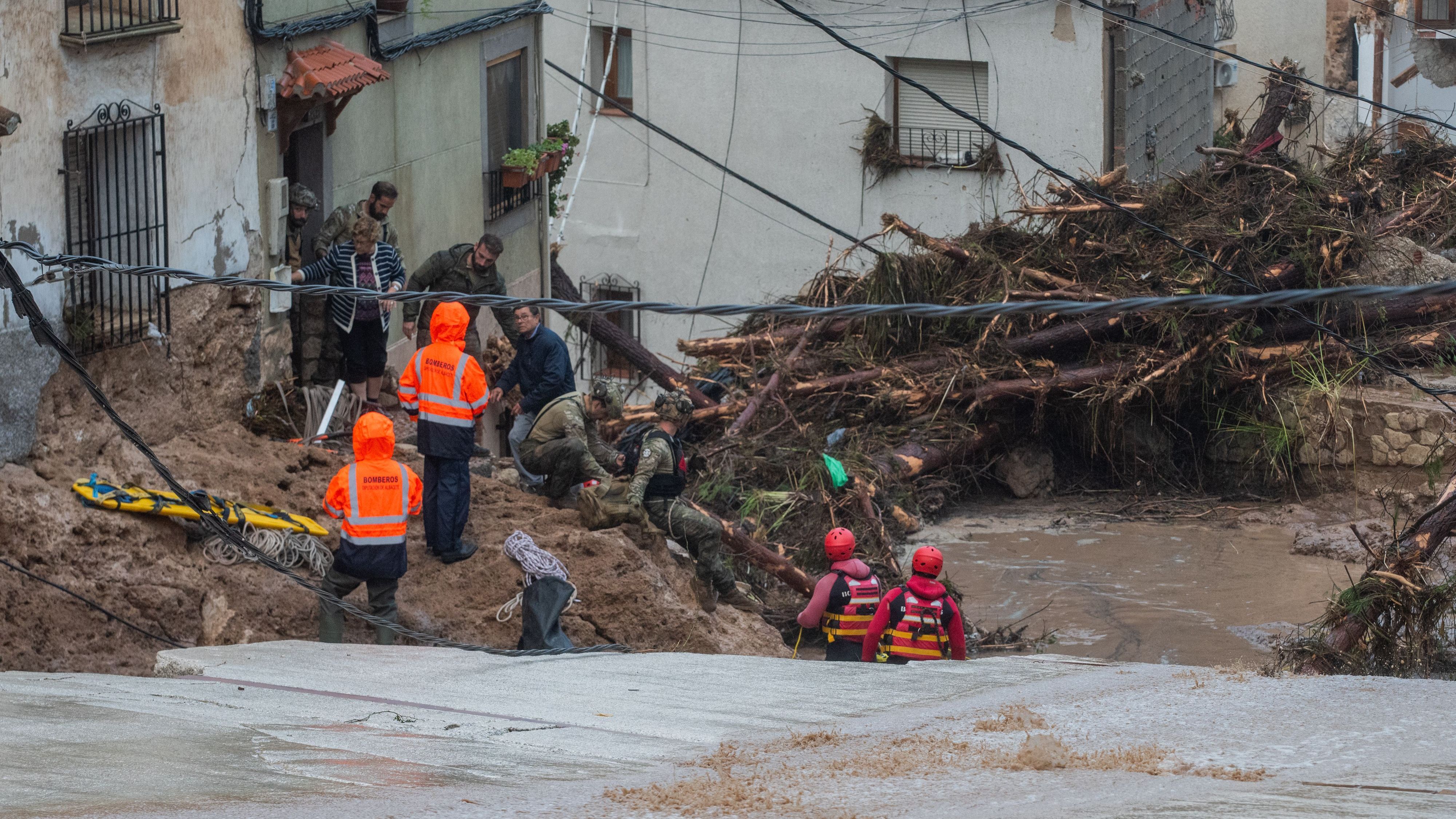 Spanien, Albacete: Rettungsdienste sind im Einsatz, nachdem der Fluss aufgrund heftiger Regenfälle über die Ufer getreten ist.