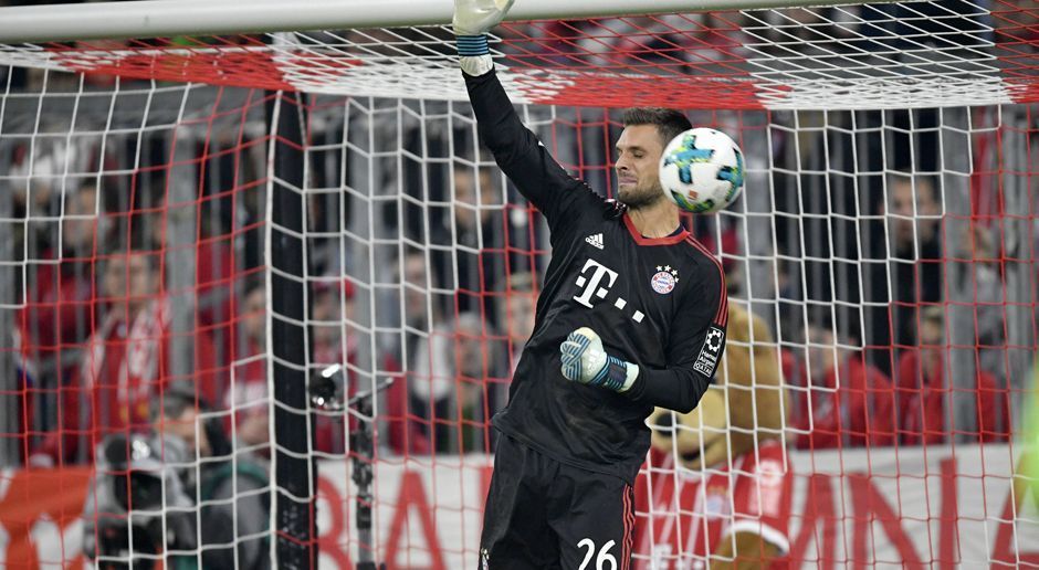 
                <strong>Sven Ulreich</strong><br>
                Der Vertreter von Manuel Neuer darf sich früh nach dem Ball strecken – um eine Ecke zu verhindern. Bei Guilavoguis Kopfball hat er noch Glück, weil er zu zaghaft hochsteigt. Doch dann patzt er und lässt Arnolds Freistoß zum Anschlusstreffer über die Handschuhe rutschen. ran-Note: 5
              