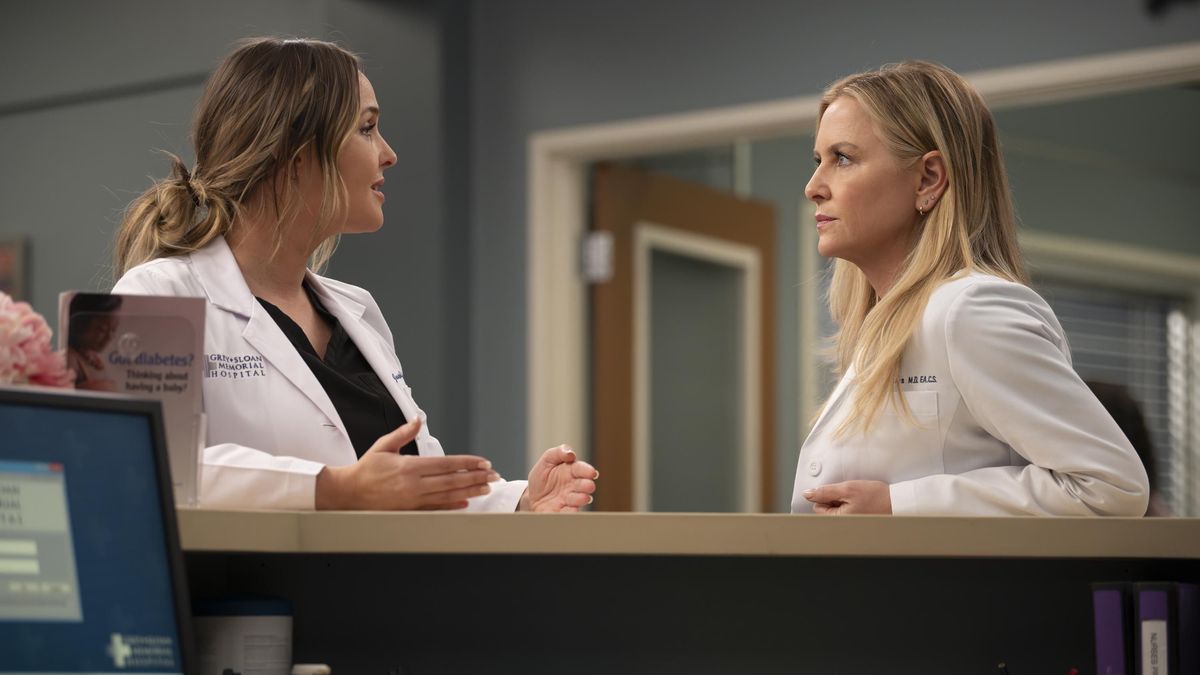 Dr. Jo Wilson (Camilla Luddington, l.); Dr. Arizona Robbins (Jessica Capshaw, r.) aus "Grey's Anatomy"