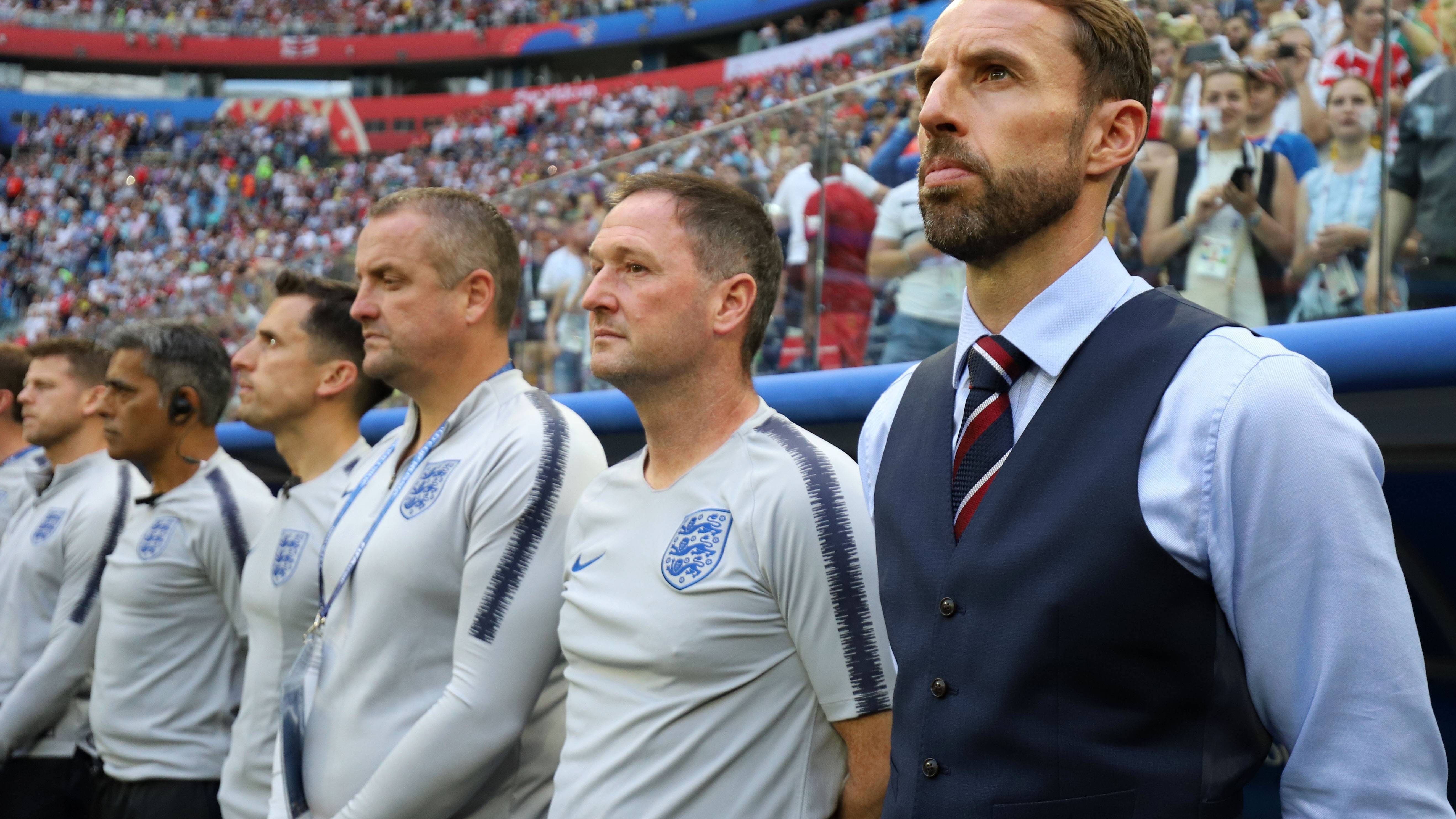 <strong>Gareth Southgate: Das Polohemd ist schuld!</strong><br>Legendär wurde die Glückskombination aus Weste und Krawatte, die Southgate bei der WM 2018 in Russland trug. Die "Three Lions" verloren erst im Halbfinale das Elfmeterschießen gegen Kroatien...