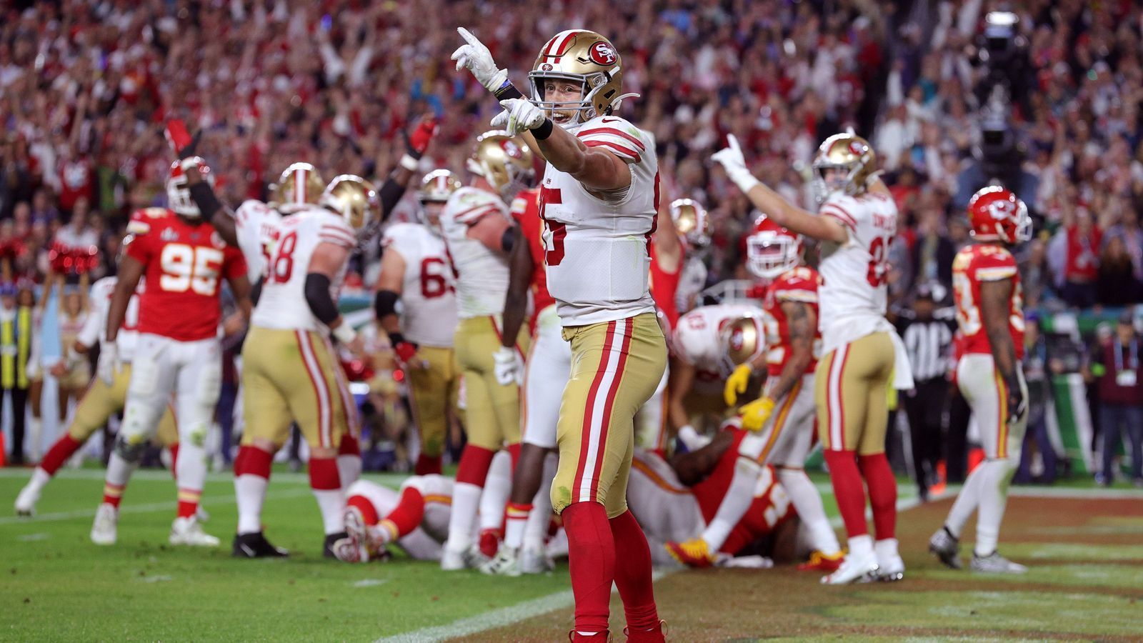 
                <strong>San Francisco 49ers - Wie nah kommt man dem Super-Bowl-Run von 2019</strong><br>
                Kaum ein Team war 2020 so sehr von Verletzungen geplagt wie die San Francisco 49ers, die 2019 noch im Super Bowl gegen die Kansas City Chiefs standen. Dieses Jahr sollen Spieler wie Nick Bosa wieder dabei sein, mit Trey Lance wurde außerdem ein Quarterback gedraftet, der viel Druck auf Jimmy Garoppolo ausüben wird. Von einer Teilnahme am Super Bowl 2021 zu sprechen, wäre zu früh. Aber wie nah kommen die Niners dem Erfolg von 2019?
              