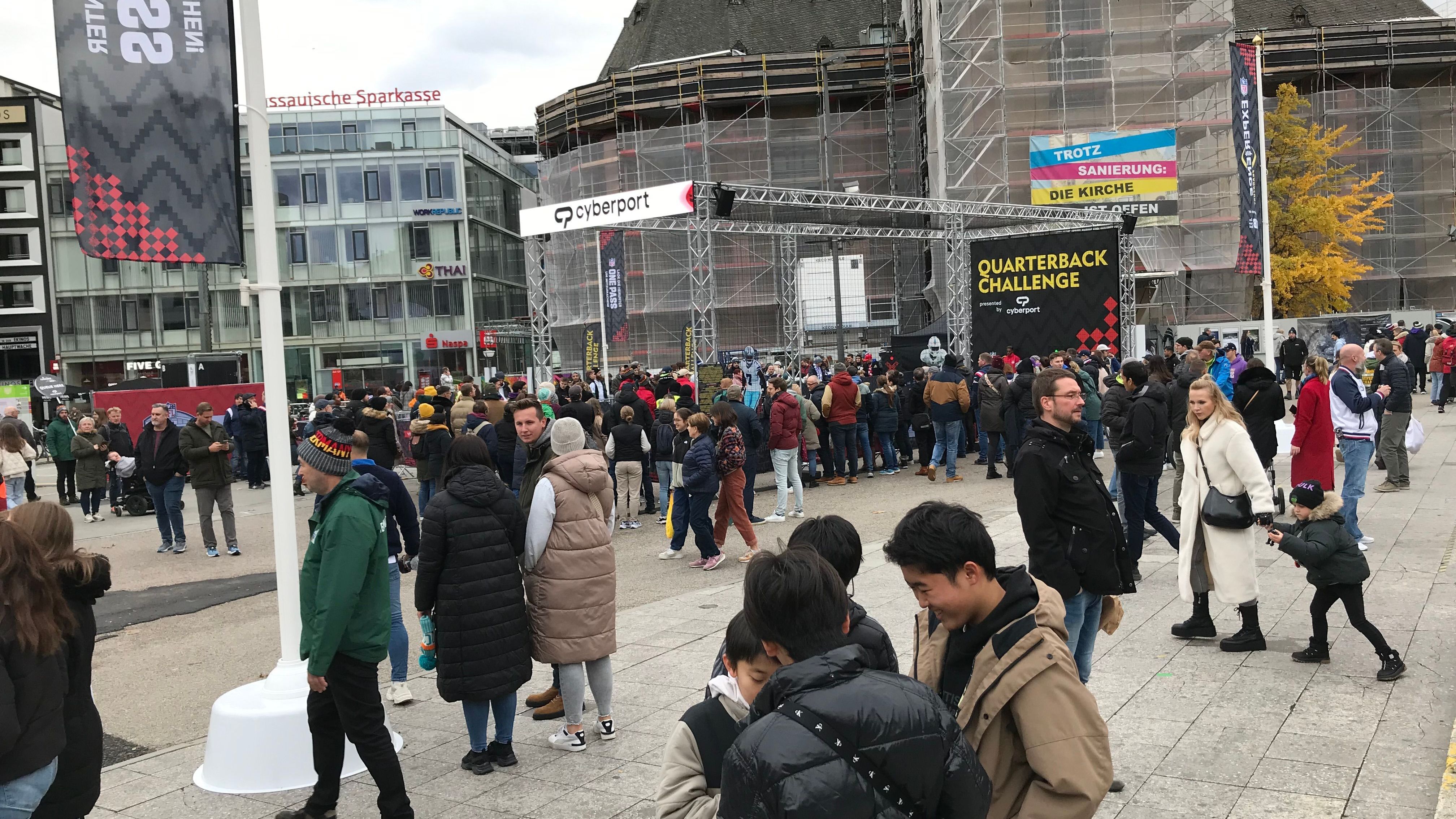 <strong>NFL Fan Experience in Frankfurt</strong><br>Auch am letzten Tag lockte die NFL Fan Experience nochmal zahlreiche Football-Verrückte in die Frankfurter Innenstadt zwischen Roßmarkt und Hauptwache. <em><strong>ran</strong></em> zeigt die besten Bilder.