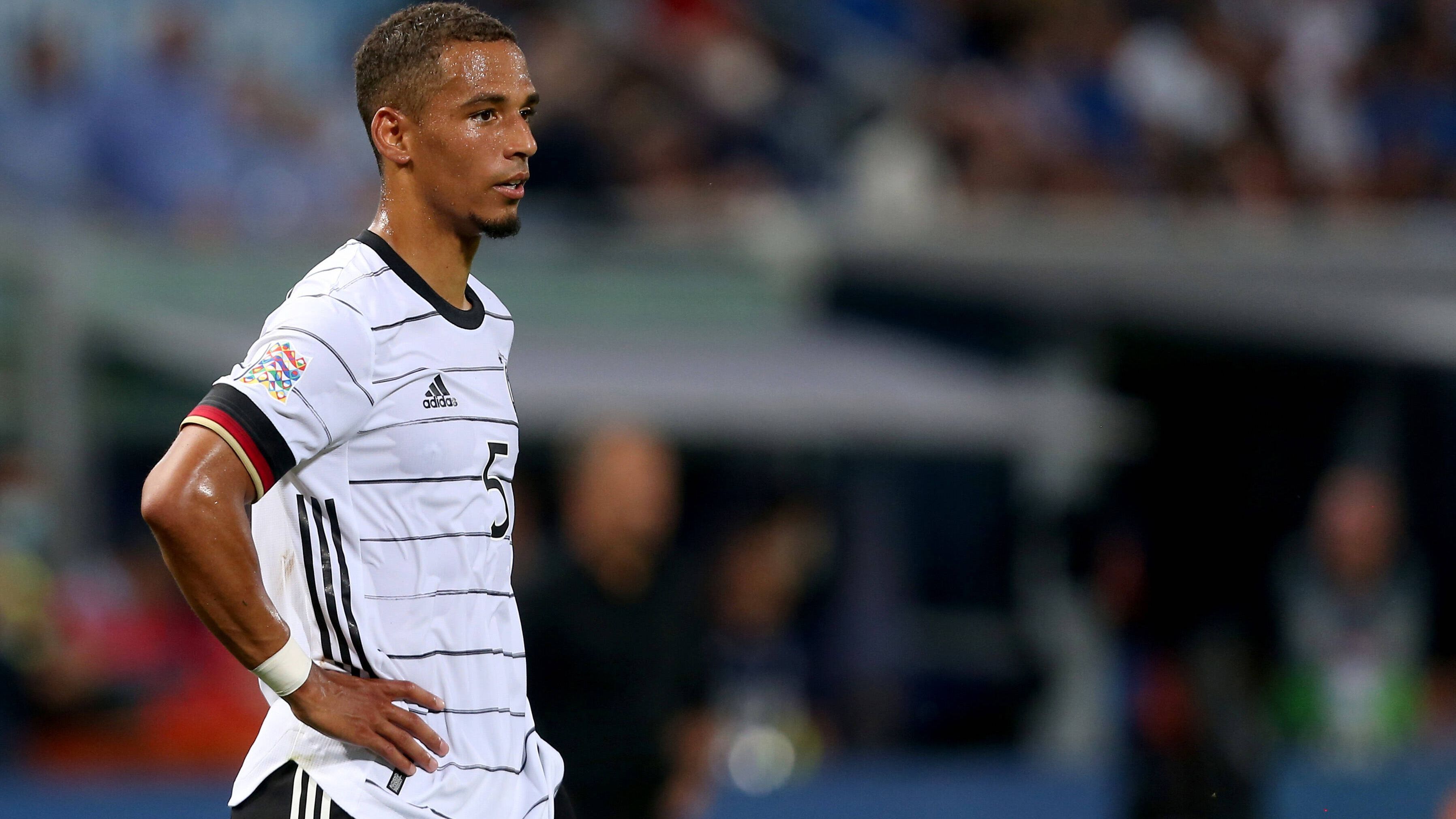 
                <strong>Thilo Kehrer</strong><br>
                Thilo Kehrer gilt als einer der Lieblinge von Bundestrainer Hansi Flick. Warum? Kehrer ist flexibel einsetzbar, spielte bereits in der Innenverteidigung als auch auf beiden Außenbahnen. Gegen Italien durfte er beispielsweise 90 Minuten auf der linken Seite ran und machte seinen Job solide. Aber Achtung: Einzig seine Variabilität wird Kehrer nicht automatisch das WM-Ticket bescheren. 
              