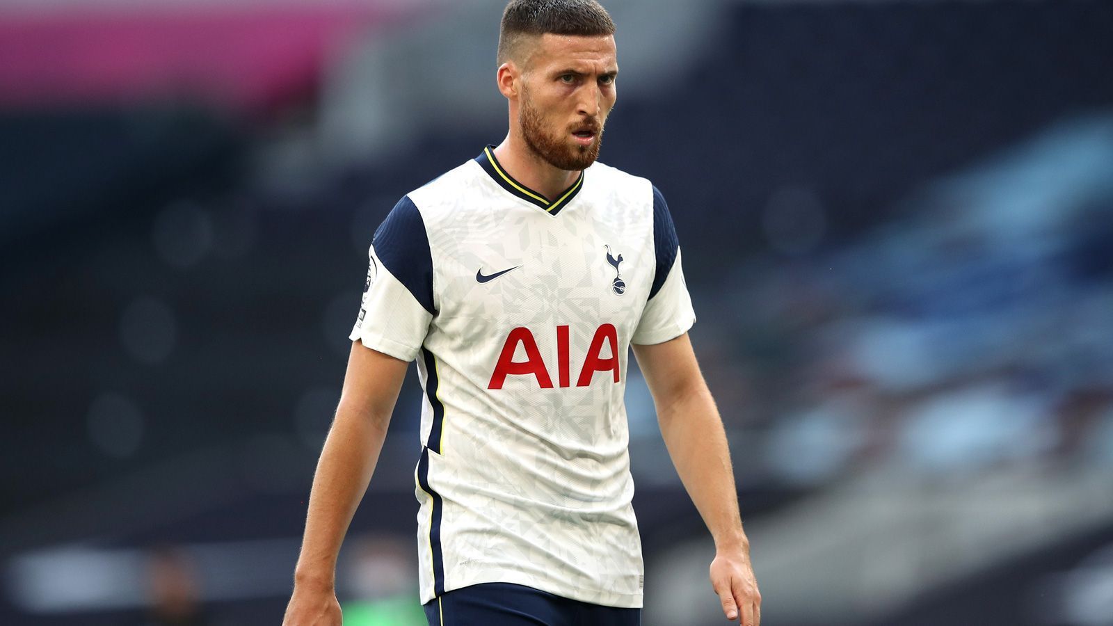 
                <strong>Mendes hat überall seine Finger im Spiel</strong><br>
                Ein typisches Beispiel für ein Mendes-Geschäft war auch der Transfer von Matt Doherty von den Wolverhampton Wanderers zu Tottenham Hotspur. 16,8 Millionen Euro bezahlten die Spurs, Wolverhamptons Coach Nuno Espirito Santo ist genauso ein Mendes-Klient wie Tottenhams Trainer Jose Mourinho. Mendes hat also überall seine Finger im Spiel: beim abgebenden Verein, beim aufnehmenden Verein und beim Spieler selbst.
              