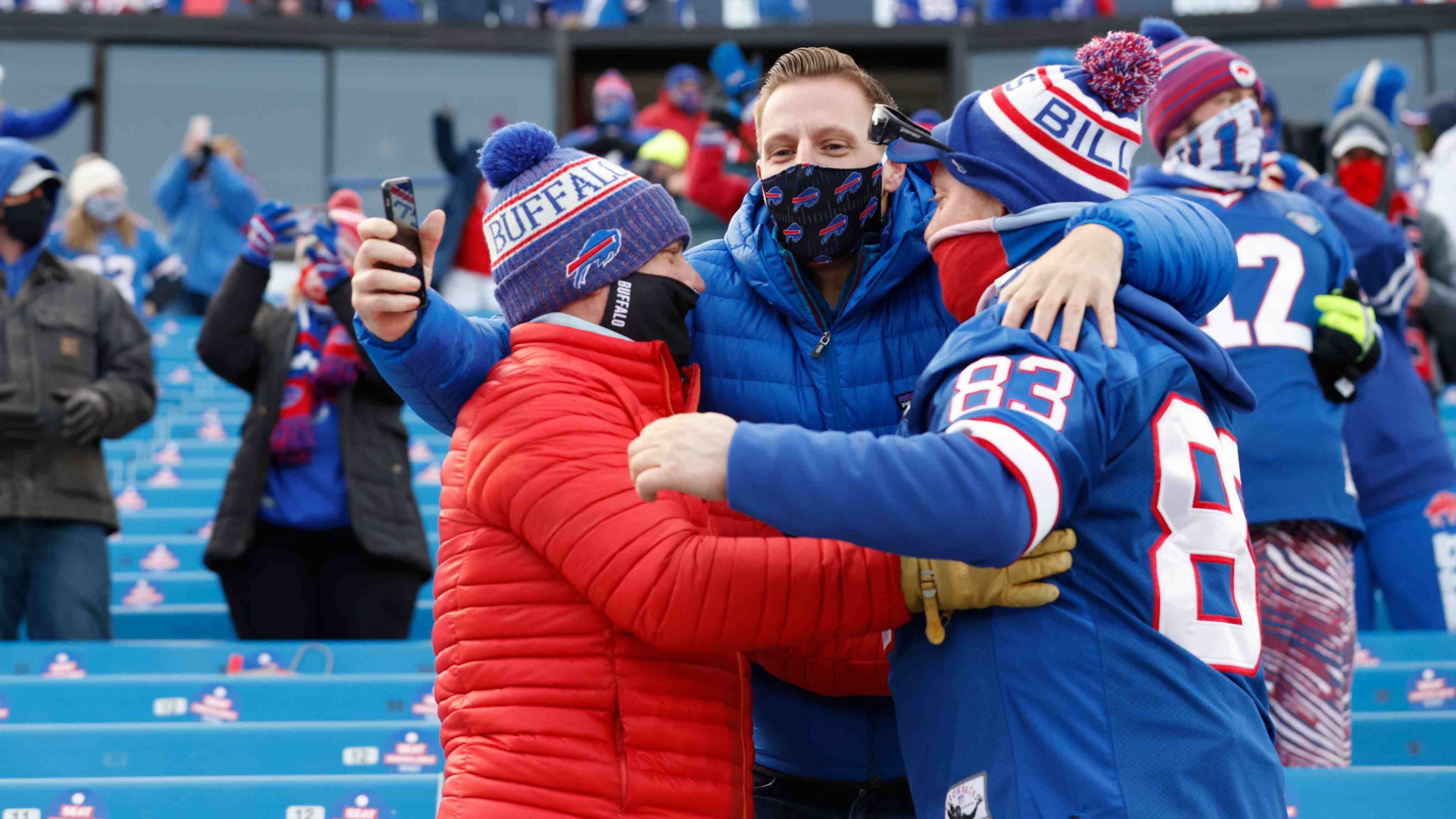 
                <strong>Gewinner: Fans der Buffalo Bills</strong><br>
                Die Fans der #BillsMafia hatten am Samstag gleich doppeltem Grund zur Freude. Zum ersten Mal seit 1995 gelang dem Klub aus dem Bundesstaat New York ein Sieg in den Playoffs. Doch nicht nur das: Durch eine Sonderregelung von Gouverneur Andrew Cuomo durften die Bills ihren Erfolg vor 6700 zugelassenen Fans feiern. Zwar galten für diese aufgrund der anhaltenden Corona-Pandemie gesonderte Regeln, doch auch diese konnten sie nach dem spannenden 27:24-Erfolg über die Indianapolis Colts nicht bremsen. Schon während des Spiels machten sich die Fans immer wieder lautstark bemerkbar. Auch im Heimspiel in der Divisional Round können sich Josh Allen und Co. über eingeschränkte Unterstützung von den Rängen freuen. 
              