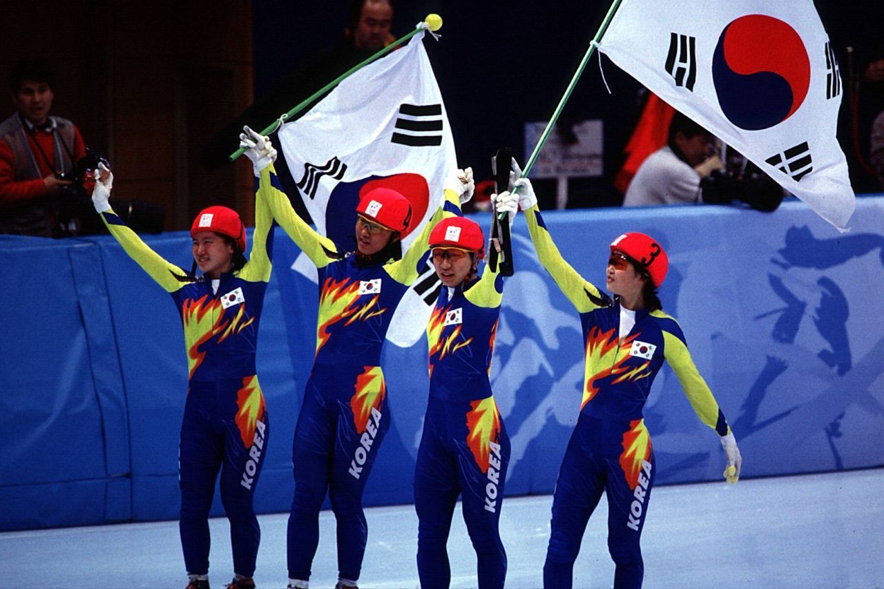 Jüngste Goldmedaillen-Gewinnerin: Die 13-jährige Südkoreanerin Kim Yun-Mi gewann 1994 in Lillehammer mit der Shorttrack-Staffel über 3.000 Meter Gold. 4 Jahre später wiederholte sie diesen Erfolg in Nagano. Das Foto zeigt sie dort als 2. von rechts. Ältester Goldmedaillengewinner war der Brite Robin Welsh. Er siegte mit 54 Jahren bei den 1. Spielen 1924 in Chamonix im Curling.
