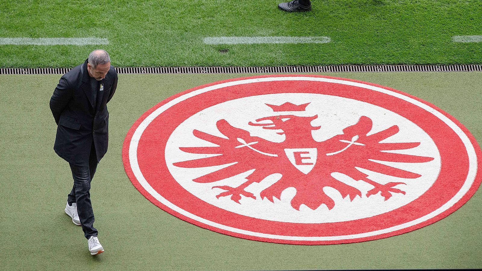 
                <strong>Herber Schlag: Erfolgscoach Hütter wechselt nach Gladbach</strong><br>
                Denn die Macher des Erfolgs verlassen den Verein im Sommer. Trainer Adi Hütter wechselt per Ausstiegsklausel zum Ligakonkurrenten Borussia Mönchengladbach. Sein Vertrag in Frankfurt hätte eigentlich noch bis 2023 gegolten. Er führte die Eintracht ins Halbfinale der Europa League und peilt mit seiner Mannschaft nun die Quali für die Champions League an. Doch bevor der Königsklassen-Traum beginnt, wechselt Hütter die Seiten. Die Enttäuschung bei Verantwortlichen und Fans ist groß. Auch aufgrund des Timings. Der Spielplan hält eine aufgeladene Partie bereit.
              