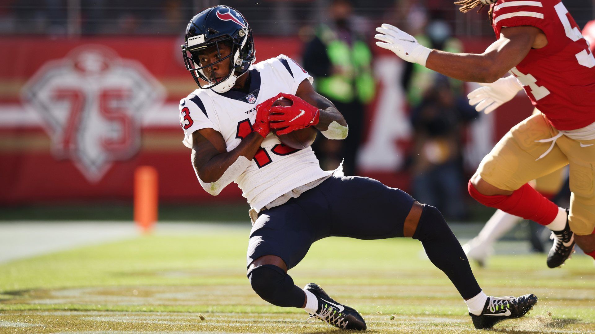 
                <strong>Brandin Cooks (Houston Texans) </strong><br>
                Auch Brandin Cooks von den Houston Texans befindet sich mehreren Berichten zufolge weiter im Schaufenster und könnte die Franchise bei einem passenden Angebot verlassen. Da die Texans aus ihrem Rebuild allerdings einiges herausholen wollen und Cooks in sechs der letzten sieben Spielzeiten die 1000-Yard-Marke geknackt hat, dürfte er für die Packers nicht so billig werden wie die restlichen Trade-Optionen. Mit einem Cap Hit von über 16 Millionen US-Dollar wäre der 28-Jährige zwar nicht unbedingt günstig, er könnte allerdings am ehesten in die Rolle eines echten Nummer-Eins-Receivers schlüpfen. 
              