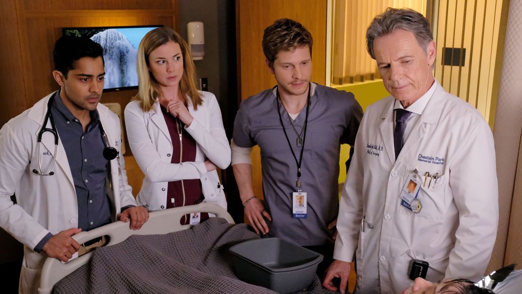 Der originale Titel der Serie "Atlanta Medical" mit den Schauspieler:innen Manish Dayal, Emily VanCamp, Matt Czuchry und Bruce Greenwood ist "The Resident".