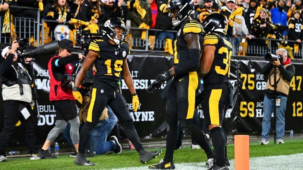 <strong>Platz 31: Pittsburgh Steelers<br></strong>Das Team von Head Coach Mike Tomlin wirbelte in der Offseason die Offensive mächtig durch. Schlüsselspieler wurden abgegeben und der Quarterback-Room kernsaniert. Wie schnell sich die neue Gruppe zusammenfindet, bleibt abzuwarten. Ein <a data-li-document-ref="539130" href="https://www.ran.de/sports/american-football/nfl/news/nfl-aaron-rodgers-zu-den-pittsburgh-steelers-quarterback-macht-andeutung-539130">Quarterback wie Aaron Rodgers</a> würde zumindest für deutlich mehr Qualität auf dieser Position sorgen.