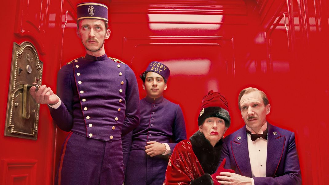 Ralph Fiennes (rechts) und Tony Revolori (zweite Person von links) spielen in dem Oscar-prämierten "Grand Budapest Hotel" einen Hotel-Concierge und seinen Lobby Boy, die im Zuge eines Erbschafts-Streits Abenteuer erleben.