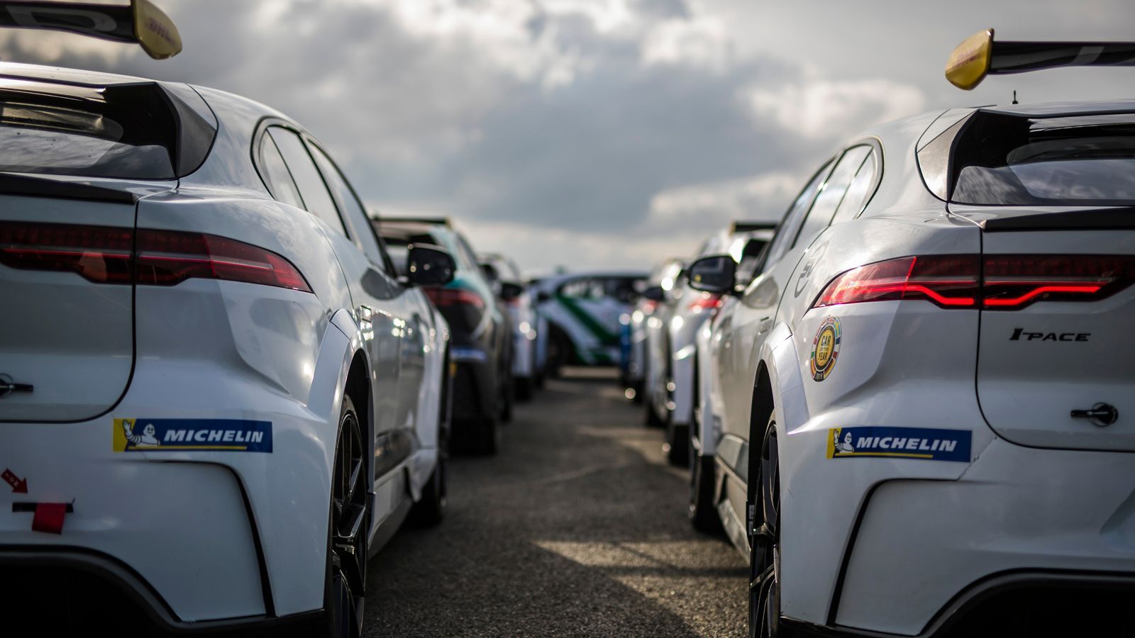 
                <strong>Jaguar I-PACE eTrophy: Das sind die Fahrer und Teams</strong><br>
                Auch die Teams "Saudi Racing" und "Jaguar China Racing" bleiben an Bord. Sie werden wie in der vergangenen Saison in der Pro-AM-Klasse an den Start gehen. (Die Erklärung der Pro-AM-Klasse findest du in den Regeln.)
              