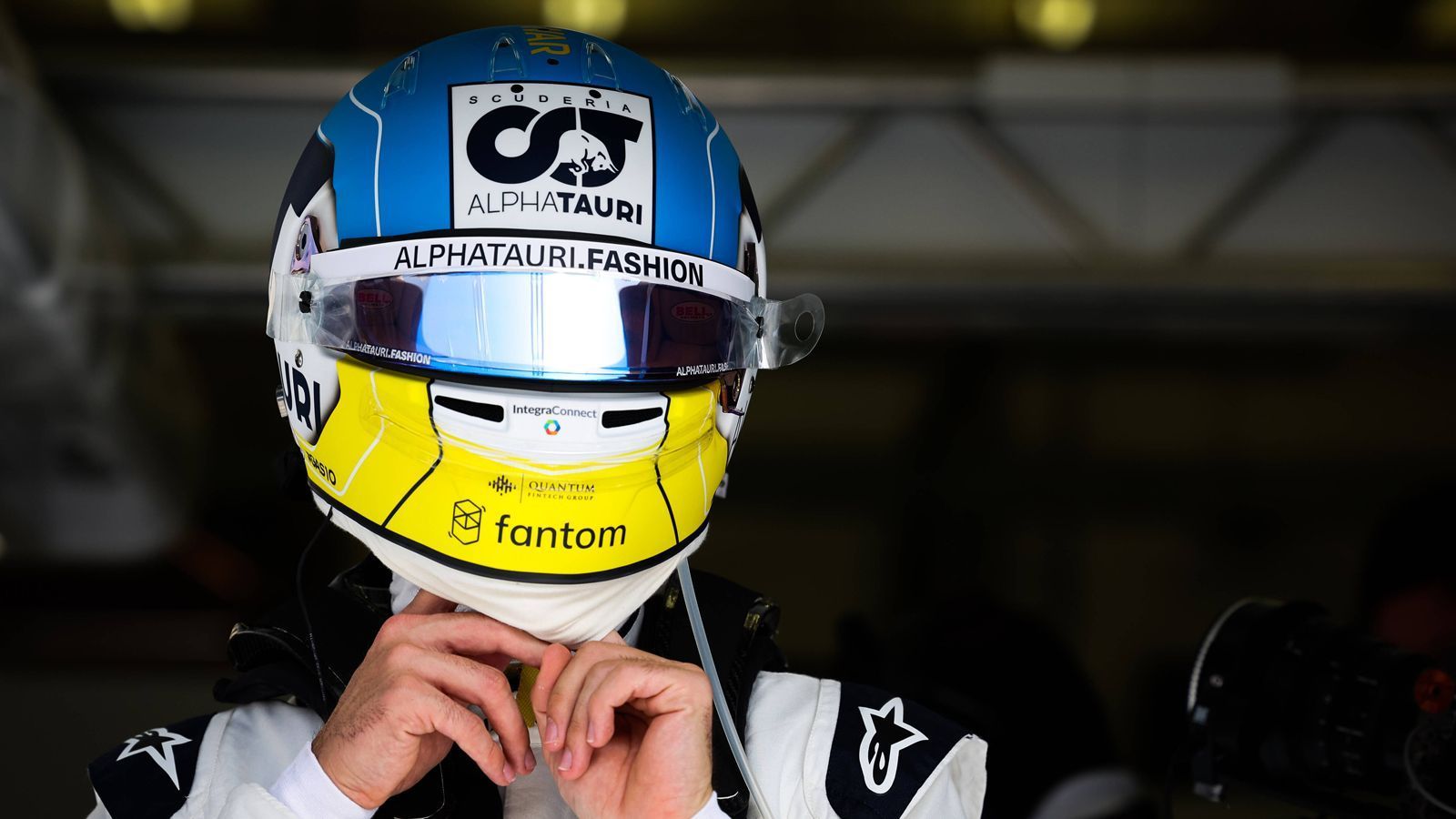 
                <strong>Pierre Gasly Sonderhelm </strong><br>
                &#x2022; Gasly nutzte beim Großen Preis von Bahrain angesichts des Ukraine-Kriegs ein besonderes Helm-Design in den ukrainischen Farben.<br>
              