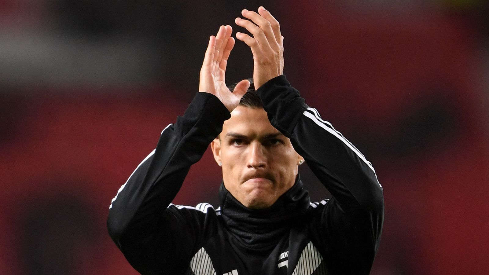 
                <strong>Zurück zur alten Liebe: CR7 mit Juve in Manchester</strong><br>
                Bei United war er aber zum Mann geworden, vom schüchternen Talent, vom portugiesischen Rohdiamanten zum Juwel geschliffen worden. Von Sir Alex Ferguson persönlich, zum "besten Fußballer des Planeten", wie Englands Rekordmeister selbst auf seiner Homepage schreibt. 292 Mal spielte er zwischen 2003 und 2009 für den Klub und erzielte 118 Tore. Mit United gewann er unter anderem dreimal die Meisterschaft sowie die Champions League.
              