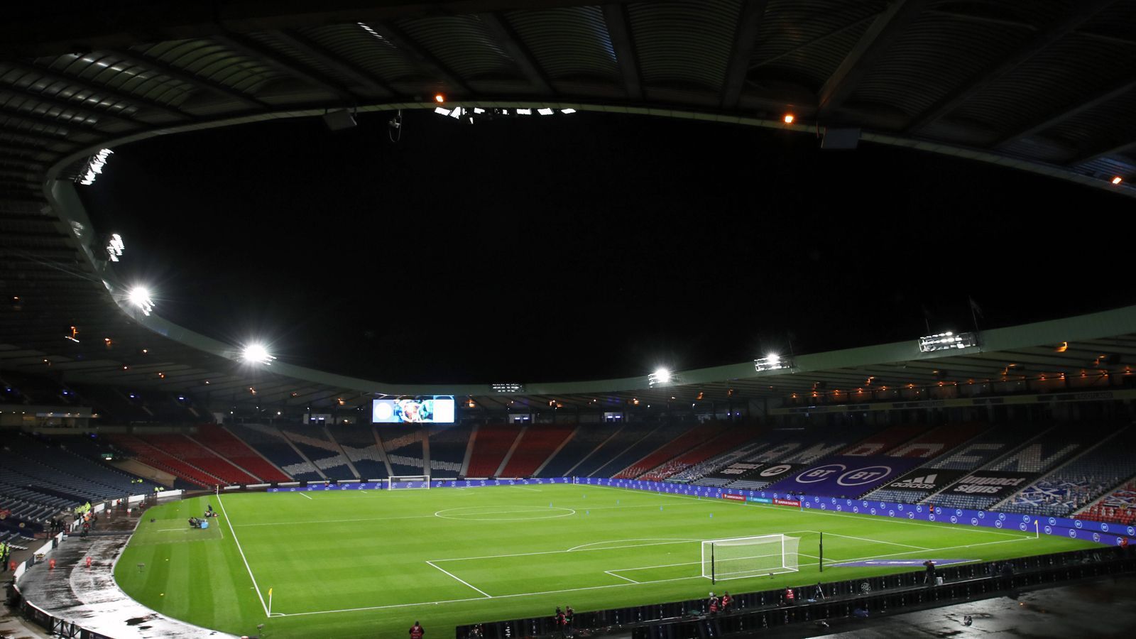 
                <strong>Hampden Park (Glasgow)</strong><br>
                Im Oktober 1903 öffnete der Hampden Park im schottischen Glasgow seine Pforten erstmals, das Stadion ist mit 51.866 Sitzplätze sogar noch etwas größer als der Ibrox Park. Im Hampden Park trägt die schottische Nationalmannschaft ihre Heimspiele aus. Bekannt wurde das Stadion aber vor allem auch durch die zahlreichen Europapokal-Endspiele, die im Hampden Park ausgetragen wurden. Real Madrid gewann 2002 gegen Leverkusen dort den Champions-League-Titel durch das Jahrhundert-Tor von Zinedine Zidane. 1976 holte der FC Bayern den Europapokal-Titel der Landesmeister an selber Stelle. 
              