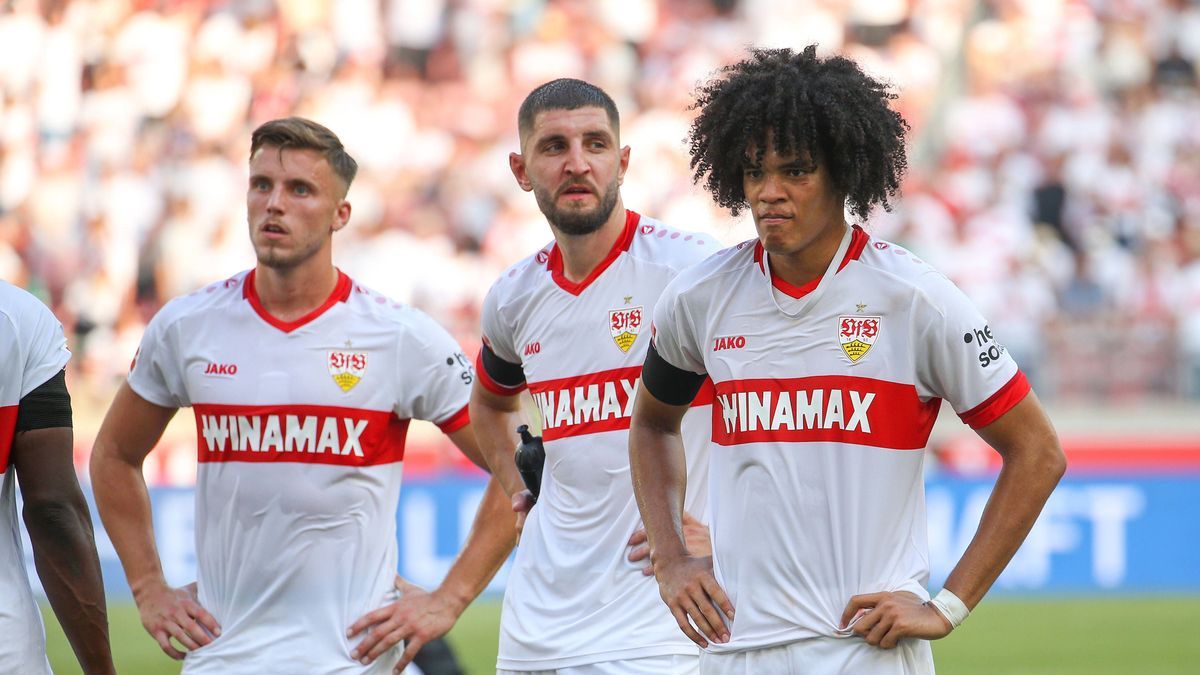 31.08.2024, Deutschland, Stuttgart, Fußball Bundesliga, Saison 2024 2025, VfB Stuttgart vs. 1. FSV Mainz, v.l. Ermedin Demirovic, Julian Gaston Chabot, Anrie Chase (VfB) enttäuscht Gemäß den Vorgab...