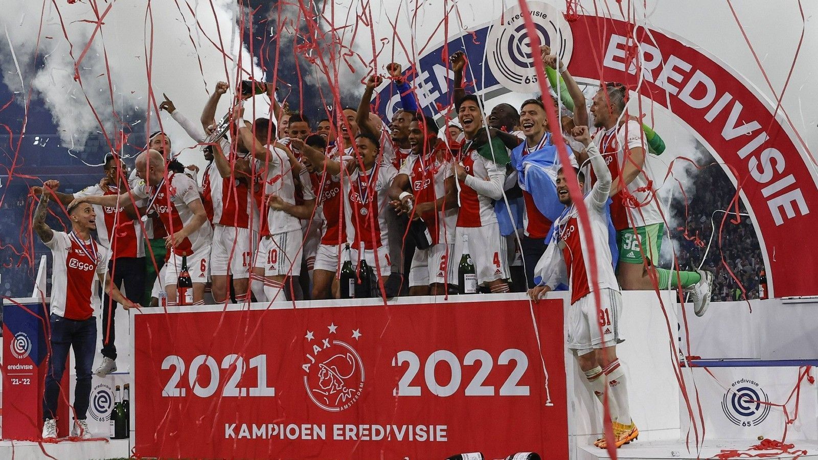 
                <strong>Eredivisie: Ajax verteidigt seinen Meistertitel</strong><br>
                Ajax Amsterdam hat in der niederländischen Eredivisie seinen Titel verteidigt. Die Mannschaft des zukünftigen United-Trainers Erik ten Hag ist nach einem souveränen 5:0-Sieg gegen den SC Heerenveen einen Spieltag vor Saisonende nicht mehr von der Tabellenspitze zu verdrängen. PSV Eindhoven mit Mario Götze bleibt nach einem lange spannenden Titelkampf nur Platz zwei. Für Ajax ist es der 36. Meistertitel der Liga-Geschichte.
              