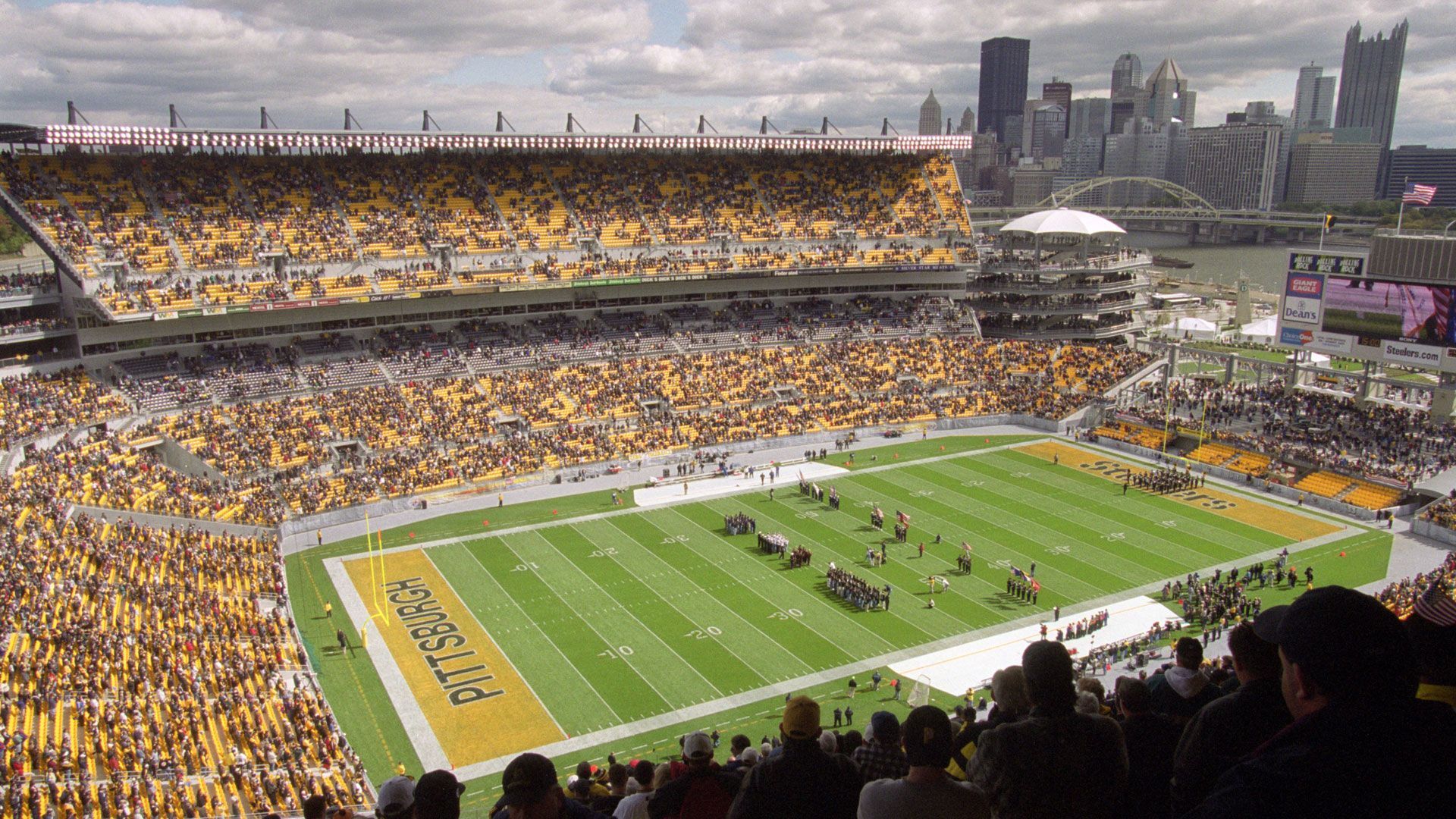 
                <strong>Platz 20: Pittsburgh Steelers</strong><br>
                &#x2022; Stadion: Acrisure Stadium<br>&#x2022; Preis für ein kleines Bier: 9,29 Dollar <br>
              