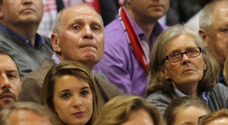 
                <strong>Uli Hoeneß: Rückkehr in die Öffentlichkeit</strong><br>
                Im April 2015 zeigt sich Uli Hoeneß wieder einer breiten Öffentlichkeit: Er besucht mit seiner Frau Susanne ein Basketballspiel des FC Bayern. Er hat einige Kilo abgenommen und sieht für viele Betrachter krank aus.
              