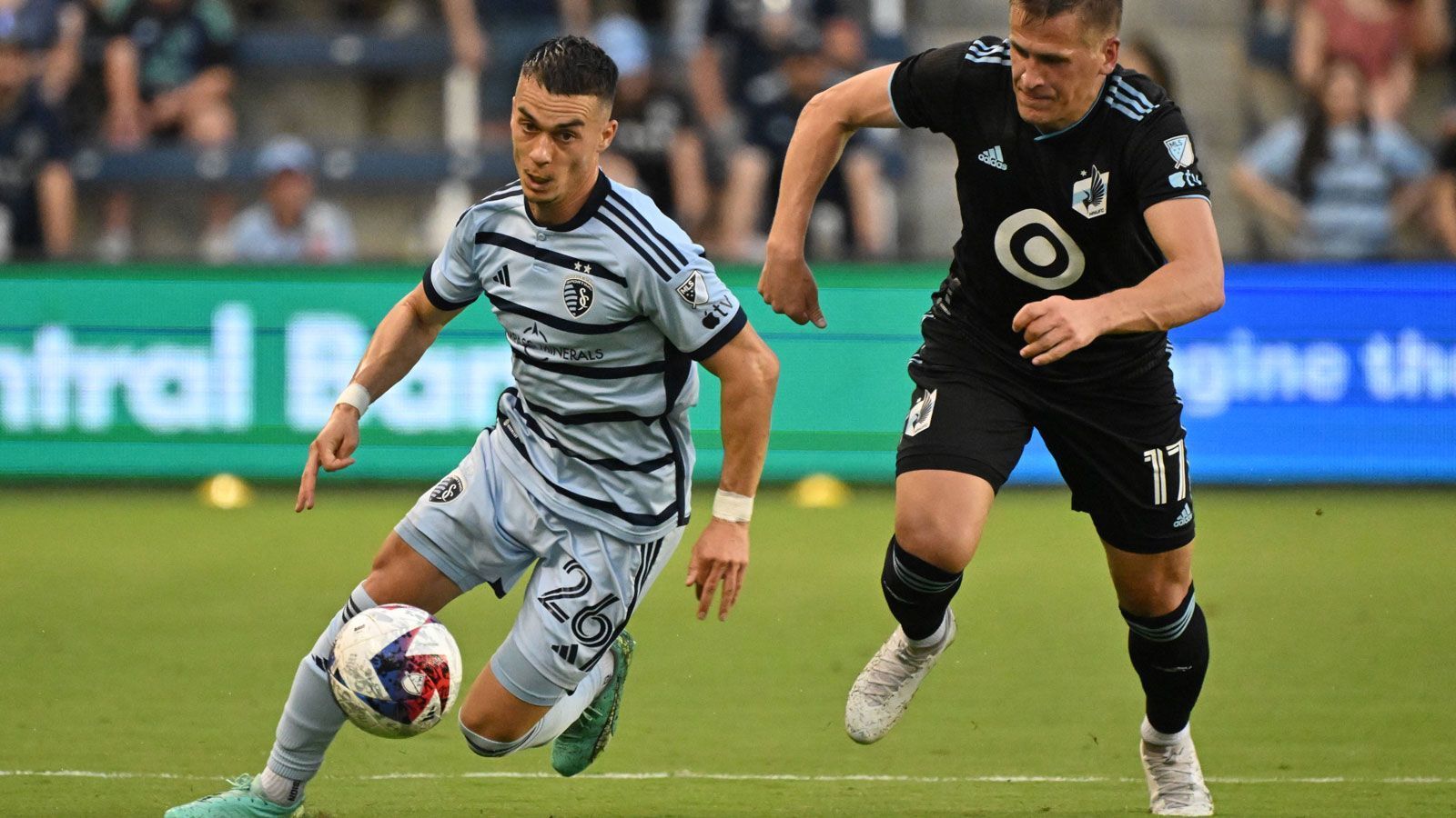 
                <strong>Erik Thommy (Sporting Kansas City)</strong><br>
                Mit Erik Thommy kam im Juli 2022 ein weiterer deutscher Spieler in der MLS. Der Ex-Stuttgarter wechselte nach Ablauf seines Kontrakts beim VfB in die USA zu Sporting Kansas City. "Das ist ein großer Schritt für mich in meiner Karriere", wurde Thommy in der Pressemitteilung der Schwaben zitiert. Der Mittelfeldspieler unterschrieb in Kansas City einen Vertrag bis 2024 mit Option auf ein weiteres Jahr.
              